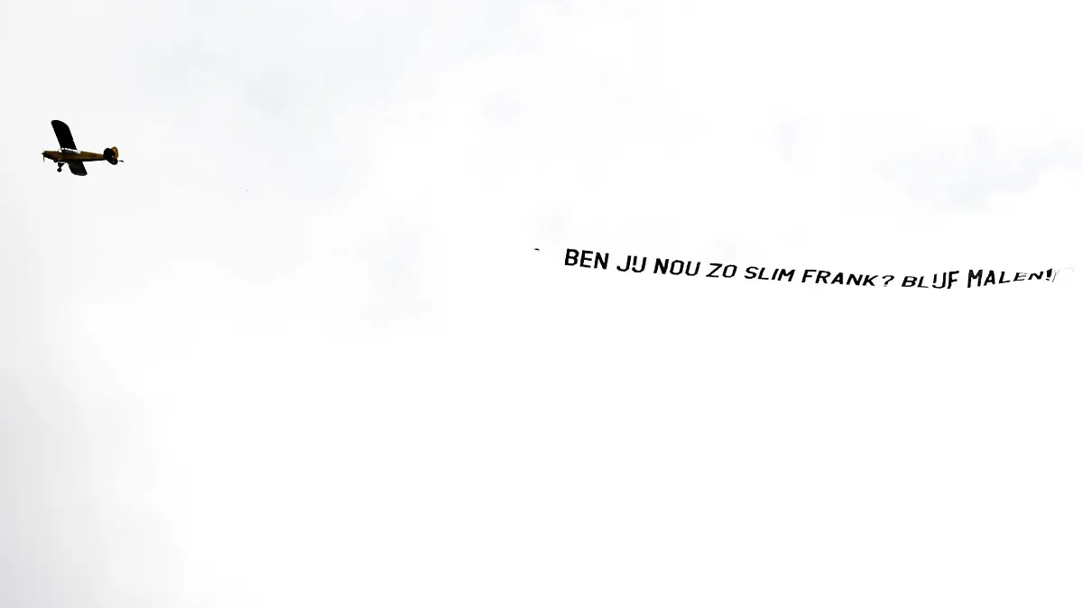 ZEIST - A plane with the text Are you so smart Frank Stay Malen during a training session of the Dutch national team, Nationalteam at the KNVB Campus on June 20, 2021 in Zeist, the Netherlands. ANP MAURICE VAN STEEN EURO 2020 2020/2021 xVIxANPxSportx/xxANPxIVx *** ZEIST A plane with the text Are you so smart Frank Stay Malen during a training session of the Dutch national team at the KNVB Campus on June 20, 2021 in Zeist, the Netherlands ANP MAURICE VAN STEEN EURO 2020 2021 xVIxANPxSportx xxANPxIVx 432800742 
