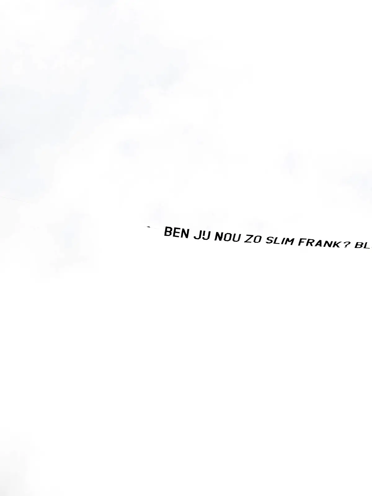 ZEIST - A plane with the text Are you so smart Frank Stay Malen during a training session of the Dutch national team, Nationalteam at the KNVB Campus on June 20, 2021 in Zeist, the Netherlands. ANP MAURICE VAN STEEN EURO 2020 2020/2021 xVIxANPxSportx/xxANPxIVx *** ZEIST A plane with the text Are you so smart Frank Stay Malen during a training session of the Dutch national team at the KNVB Campus on June 20, 2021 in Zeist, the Netherlands ANP MAURICE VAN STEEN EURO 2020 2021 xVIxANPxSportx xxANPxIVx 432800742 