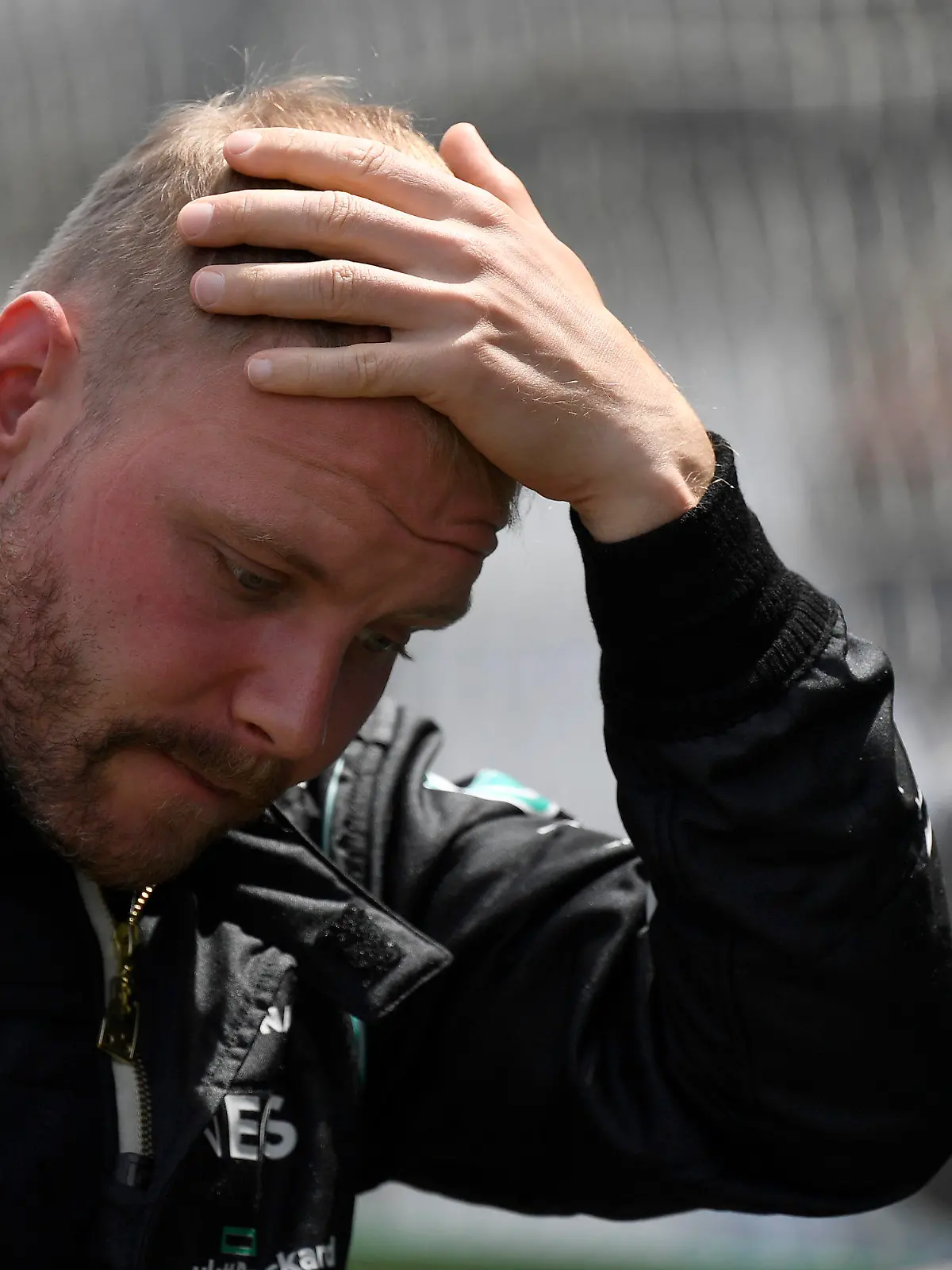 ARCHIV - 02.05.2021, Portugal, Portimao: Motorsport: Formel-1-Weltmeisterschaft, Grand Prix von Portugal, Algarve International Circuit, Rennen: Valtteri Bottas aus Finnland vom Team Mercedes bereitet sich auf den Start vor. Nach zuletzt enttäuschenden Ergebnissen wird um eine Ausmusterung des 31-Jährigen bei Mercedes spätestens zum Ende der Formel-1-Saison spekuliert (zu dpa «Schattenmann droht Ablösung: Hamilton-Helfer Bottas im Tief») Foto: Gabriel Bouys/Pool AFP/dpa +++ dpa-Bildfunk +++
