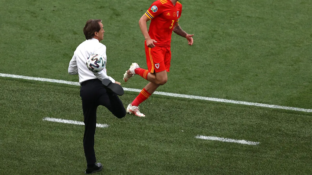 20.06.2021, Italien, Rome: Fußball, EM, Italien - Wales, Vorrunde, Gruppe A, 3. Spieltag, Stadio Olimpico di Roma: Italiens Trainer Roberto Mancini stoppt den Ball neben Wales' Neco Williams. (zu dpa "Italien-Coach Mancini und der Hackentrick: «Er kann es noch!»") Foto: Ryan Pierse/Getty Pool/dpa +++ dpa-Bildfunk +++