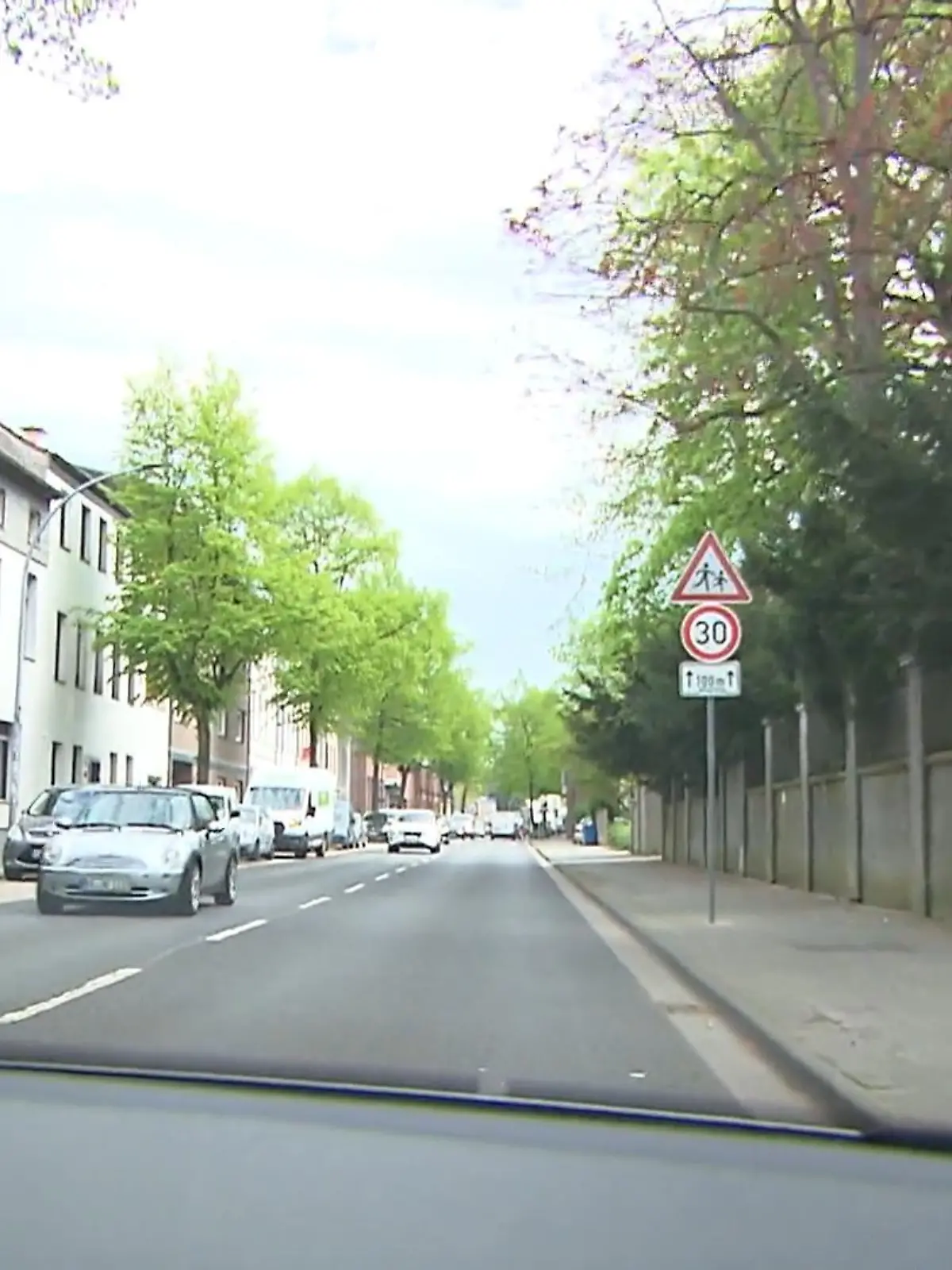 Bild zu: " Tempo-30-Schild zu hoch? Autofahrer wird geblitzt
"