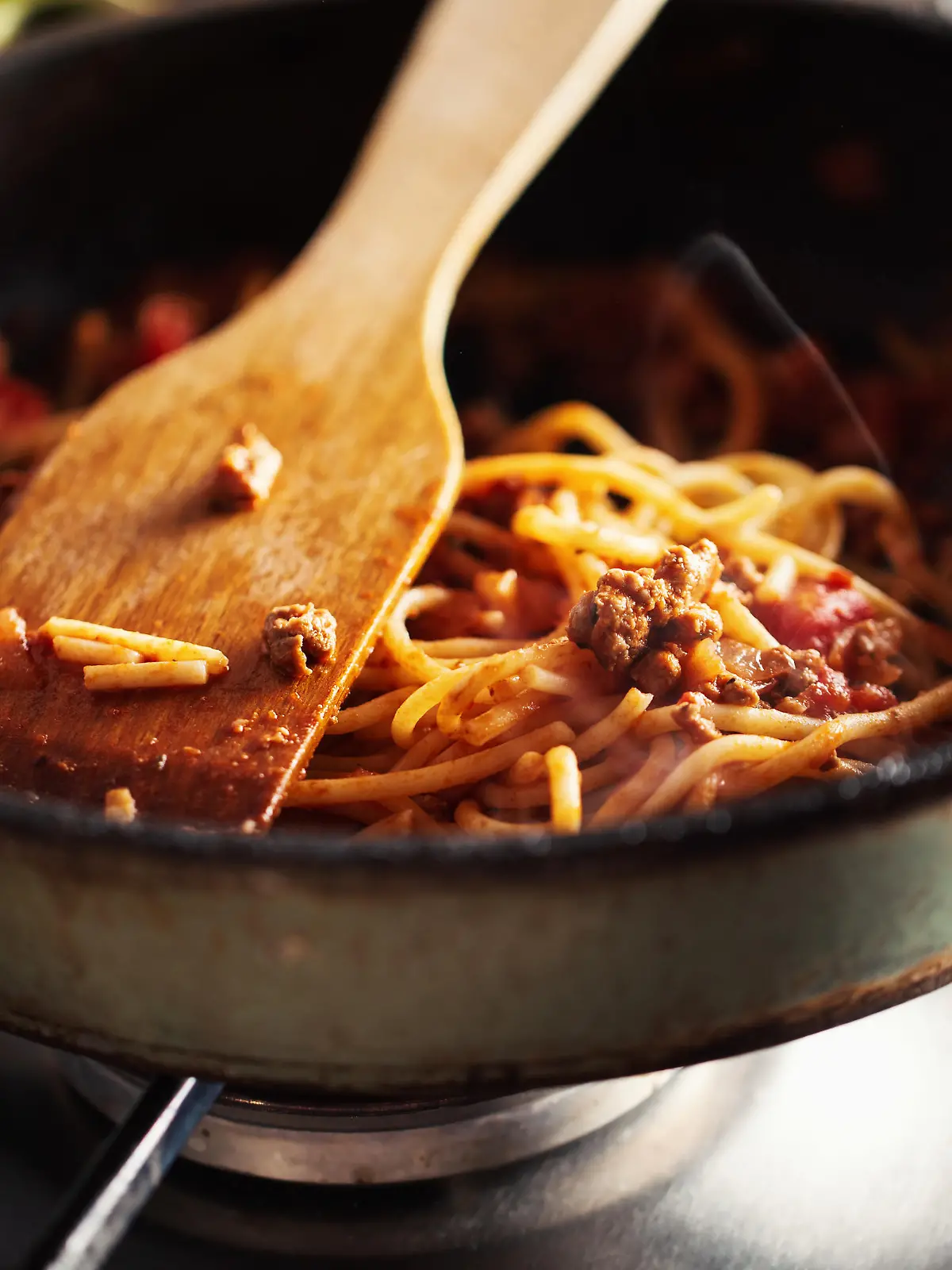 Eine Portion Pasta liegt als Rest vom Vortag in der Pfanne, die auf dem Herd steht.