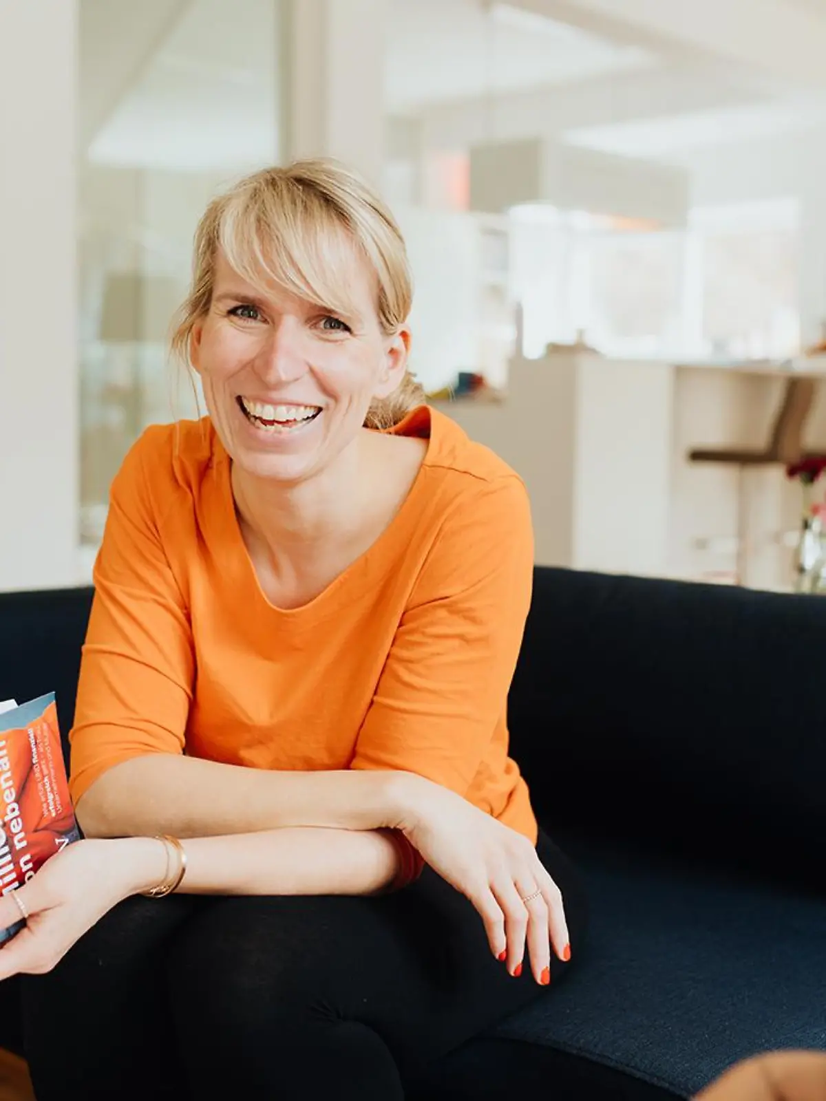 Stephanie Raiser hält ihr Buch "Millionärin von nebenan" in der Hand.