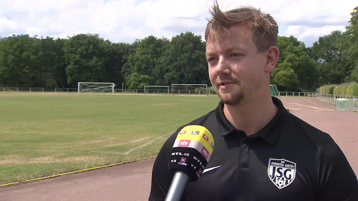 Florian Sauer, Jugendleiter von den Sportfreunden Anderten, erklärt im RTL-Interview, dass sein Verein auf Trainersuche ist.