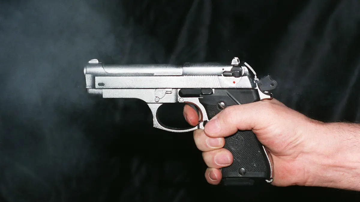 Im Sachgebiet Schußwaffen des LKA Brandenburg in Berlin wird für die Funktionsprobe einer Pistole ein Schuß abgegeben (Aufnahme vom 15.4.1998). Die Gewinnung von Geschoß und Hülse als Vergleichsmaterial dient der Ermittlung einer Tatwaffe. Da der bei einem Schuß auftretende sogenannte Schmauch, verbrannte Pulverteilchen und Zündsatzbestandteile sich auch auf der Hand des Schießenden nachweisen lassen, bieten Untersuchungen auf diesem Gebiet eine Möglichkeit der Täterermittlung in Kriminalfällen.
