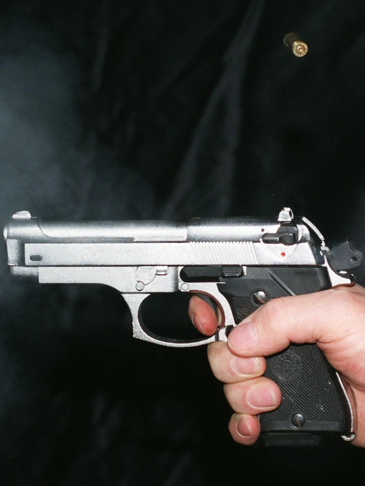 Im Sachgebiet Schußwaffen des LKA Brandenburg in Berlin wird für die Funktionsprobe einer Pistole ein Schuß abgegeben (Aufnahme vom 15.4.1998). Die Gewinnung von Geschoß und Hülse als Vergleichsmaterial dient der Ermittlung einer Tatwaffe. Da der bei einem Schuß auftretende sogenannte Schmauch, verbrannte Pulverteilchen und Zündsatzbestandteile sich auch auf der Hand des Schießenden nachweisen lassen, bieten Untersuchungen auf diesem Gebiet eine Möglichkeit der Täterermittlung in Kriminalfällen.