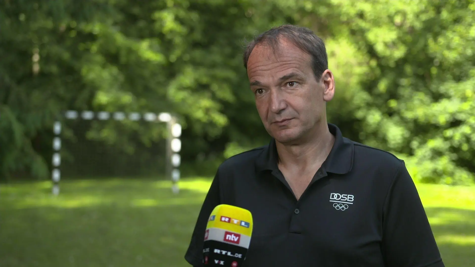 Andreas Silbersack, Vorstandsvorsitzender des Trägervereins des Olympiastützpunktes Sachsen-Anhalt =, wünscht sich im RTL-Interview Signale von der Politik.