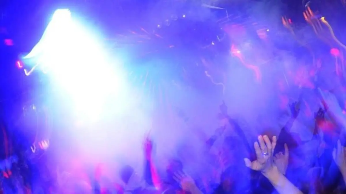 Volle Tanzfläche in einer Disco. Zutrittsverbote für Ausländer und vor allem Flüchtlinge in Freiburger Diskotheken schrecken Politiker und Behörden auf. Foto: Franziska Kraufmann/Symbol