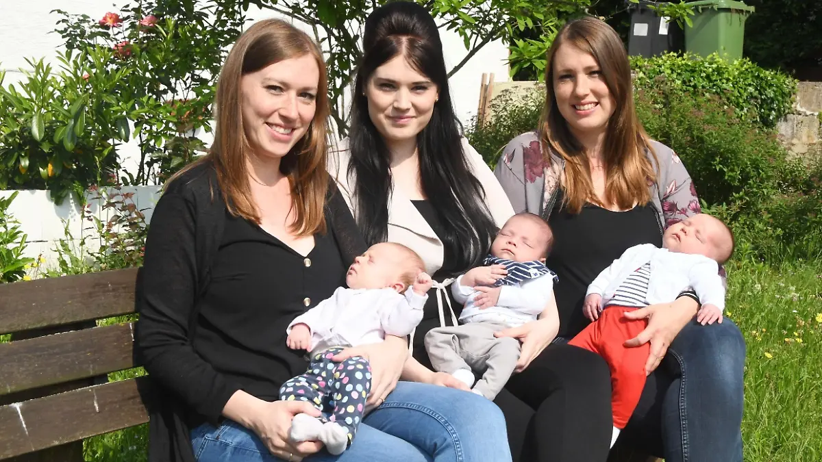 Die drei Schwestern Verena, Eva und Bärbel im dreifachen Mutterglück.