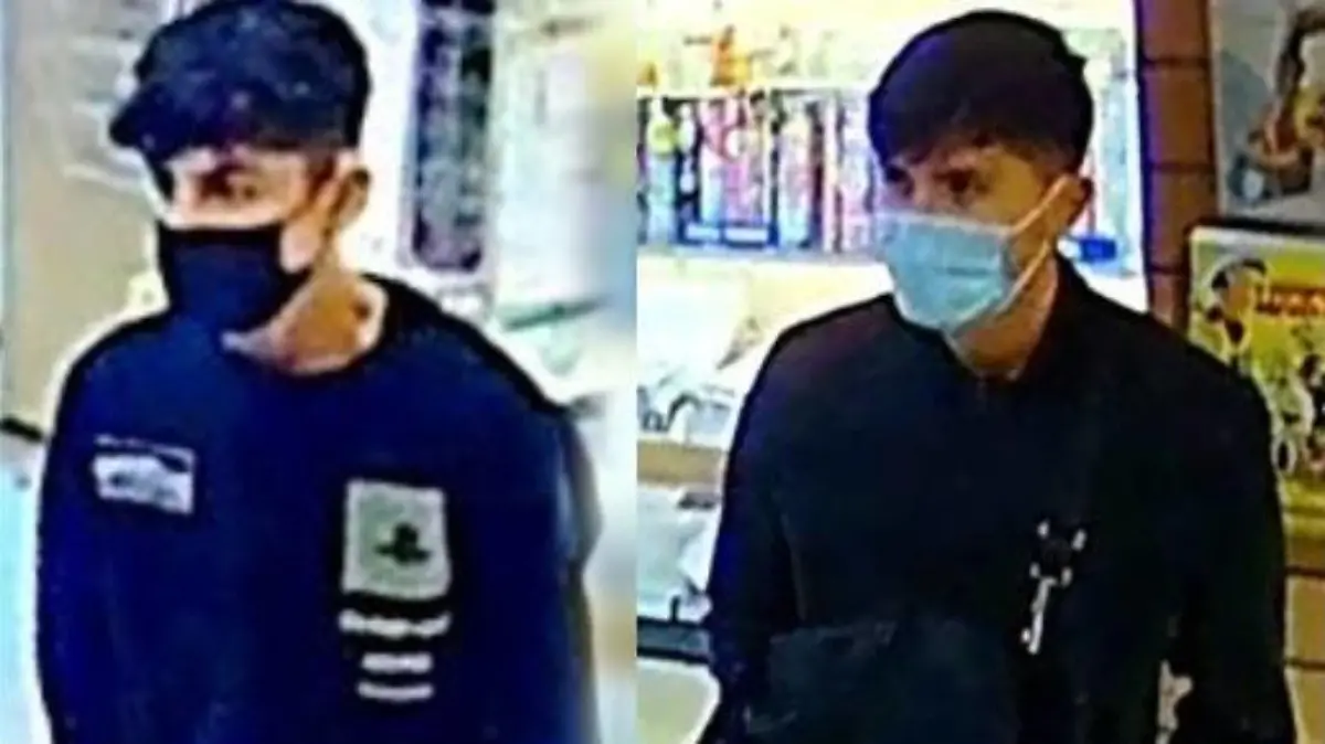 Mit diesem Foto fahndet die Polizei nach den beiden unbekannten Männern. Sie haben im November 2022 einen Kiosk in Hamburg- Blankenese überfallen.