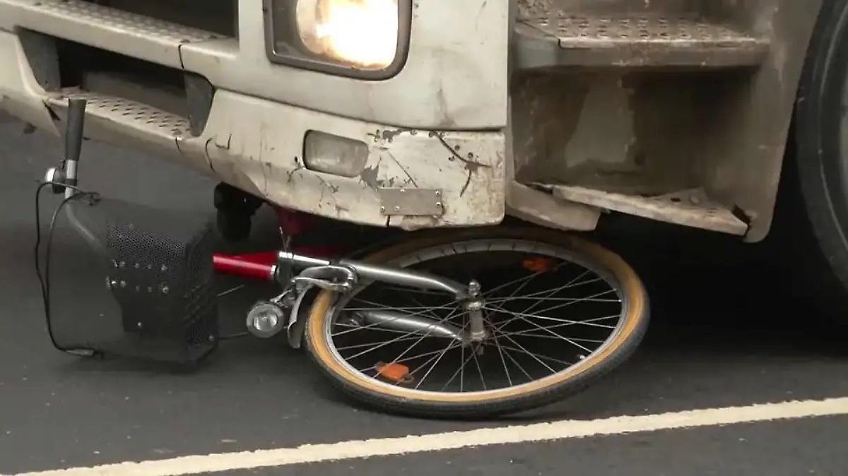 Das Fahrrad des Rentners unter dem Laster in Frankfurt-Eckenheim im Dezember 2019.
