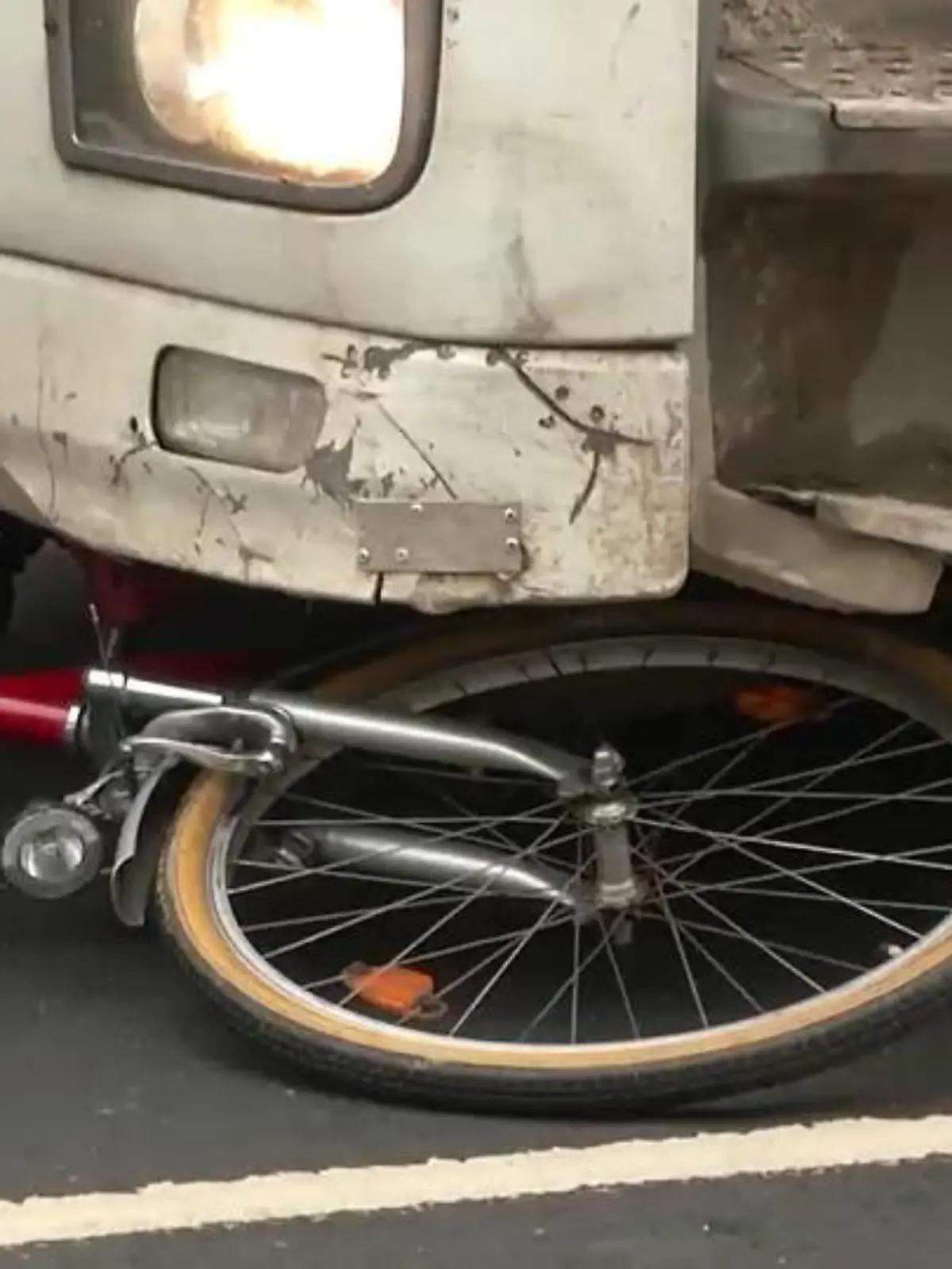 Das Fahrrad des Rentners unter dem Laster in Frankfurt-Eckenheim im Dezember 2019.