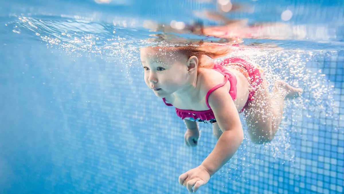 Mädchen taucht in Pool