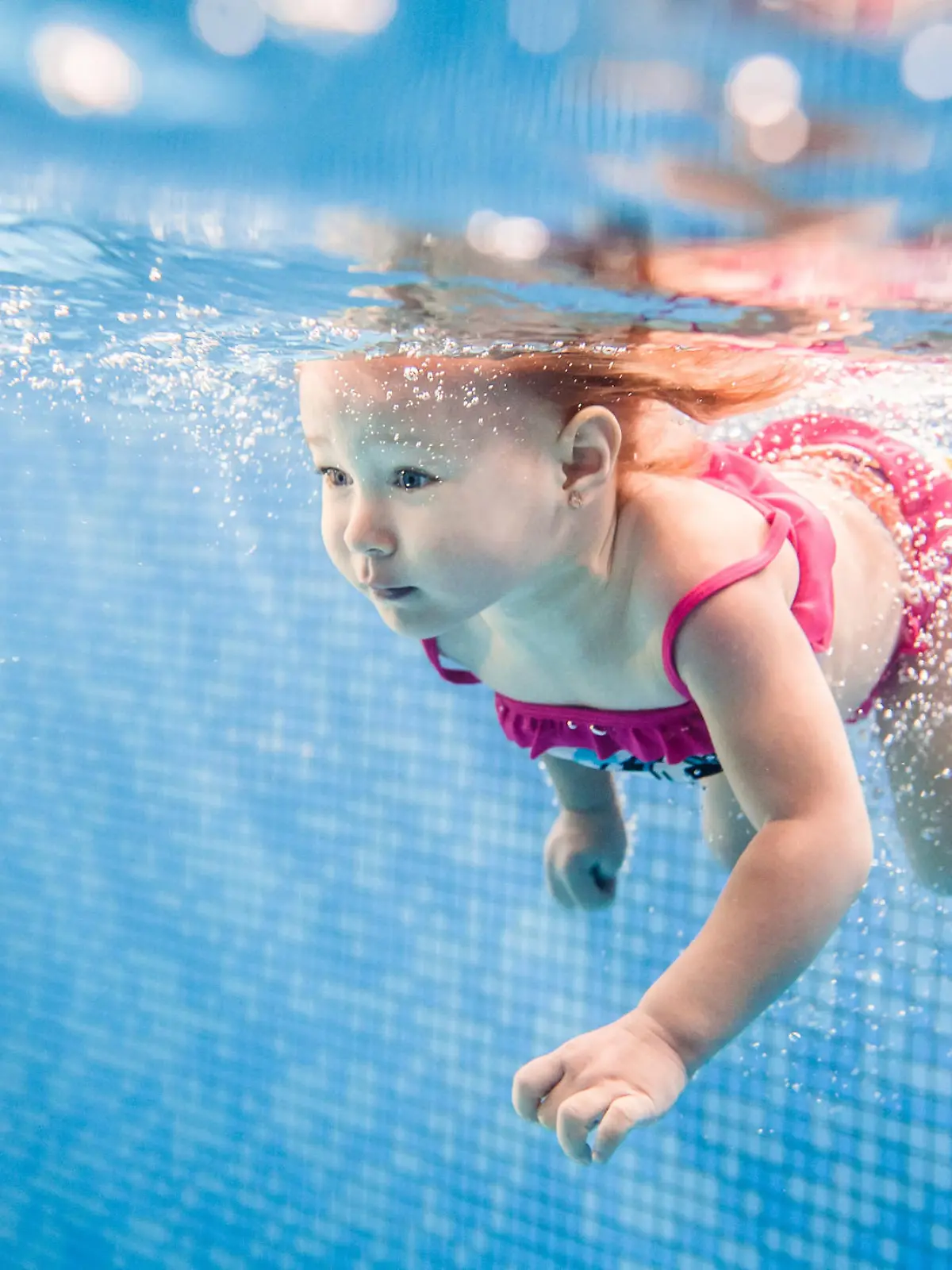 Mädchen taucht in Pool