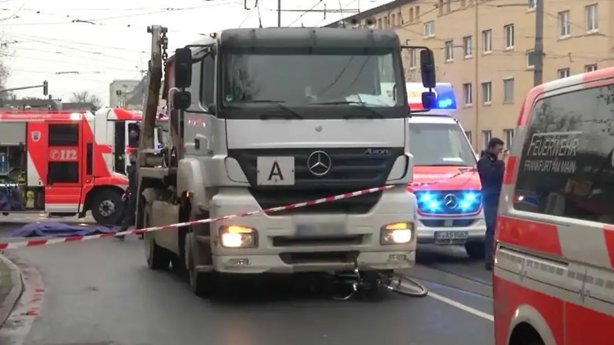 Radfahrer in FRankfurt getötet: Der LKW-Fahrer hatte laut Gutachter den AUßenspiegel falsch justiert.
