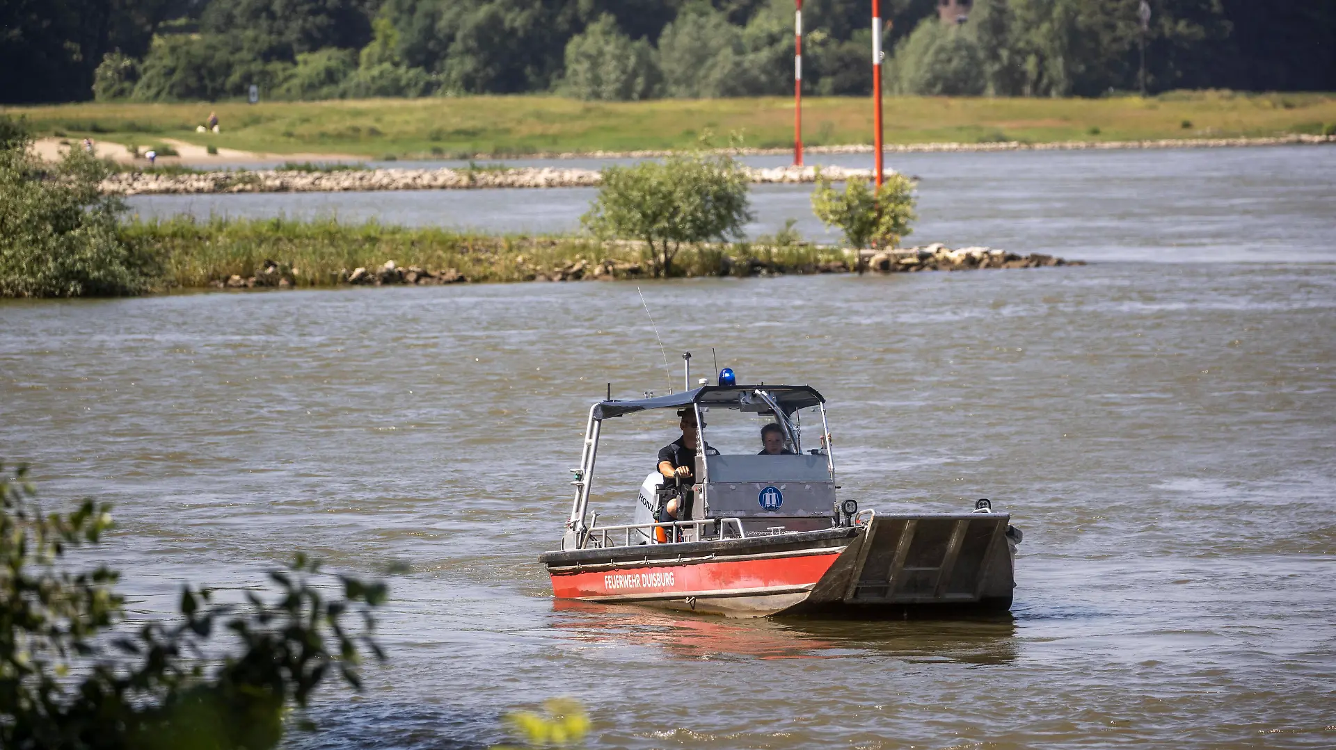 17.06.2021 , DU Duisburg , Feuerwehr und Polizei setzen die Suchmaßnahmen nach den weiterhin 2 vermissten Mädchen am Rhein in Duisburg - Marxloh am Alsumer Steig fort , Taucher verschiedener Feuerwehreinheiten im Einsatz , Hubschrauber in der Luft , weiterhin baden Menschen im Rhein. *** 17 06 2021 , DU Duisburg , firefighters and police continue the search for the still 2 missing girls on the Rhine in Duisburg Marxloh at Alsumer Steig , divers from various firefighting units in use , helicopters in the air , still bathing people in the Rhine