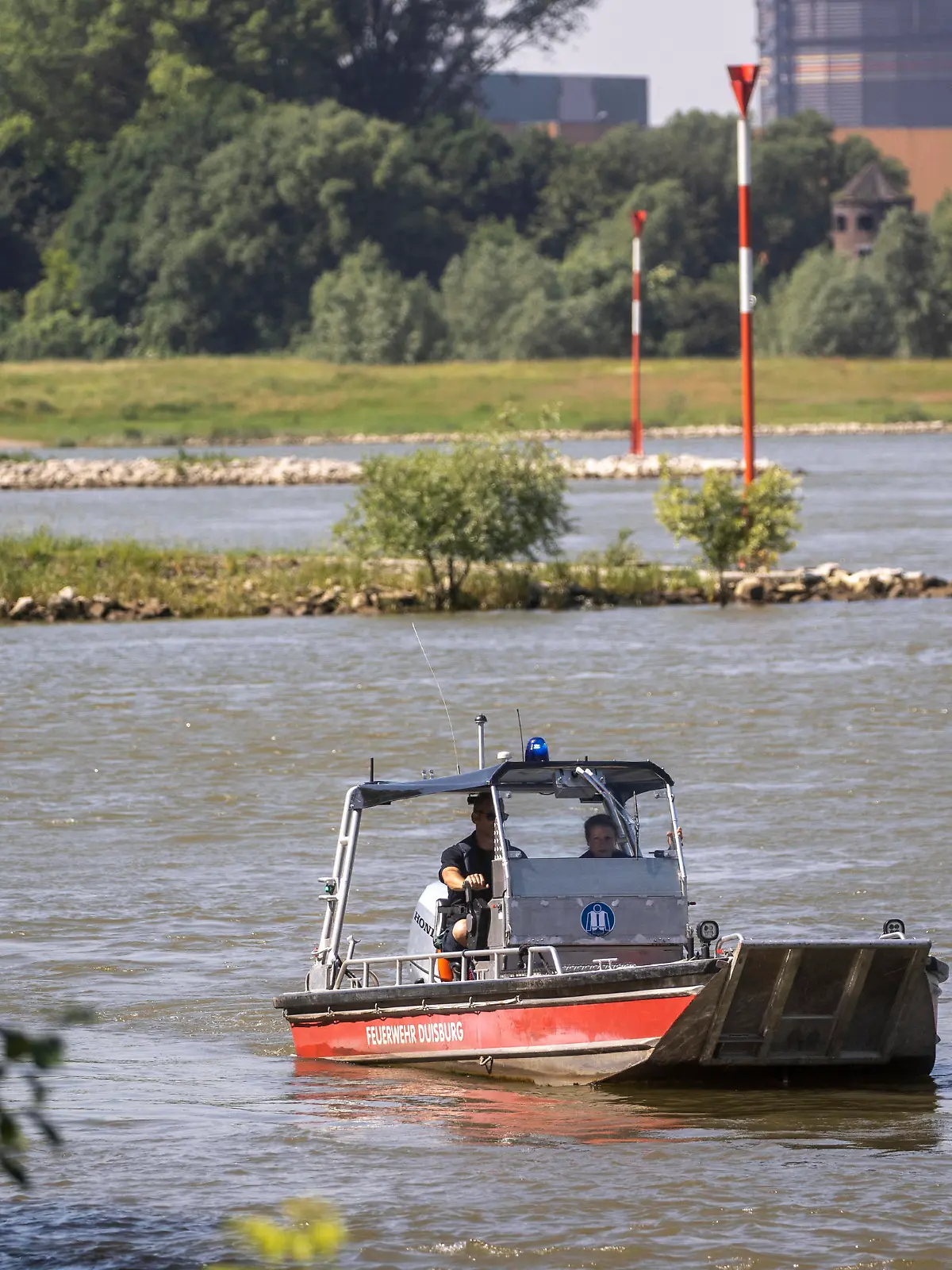 17.06.2021 , DU Duisburg , Feuerwehr und Polizei setzen die Suchmaßnahmen nach den weiterhin 2 vermissten Mädchen am Rhein in Duisburg - Marxloh am Alsumer Steig fort , Taucher verschiedener Feuerwehreinheiten im Einsatz , Hubschrauber in der Luft , weiterhin baden Menschen im Rhein. *** 17 06 2021 , DU Duisburg , firefighters and police continue the search for the still 2 missing girls on the Rhine in Duisburg Marxloh at Alsumer Steig , divers from various firefighting units in use , helicopters in the air , still bathing people in the Rhine 