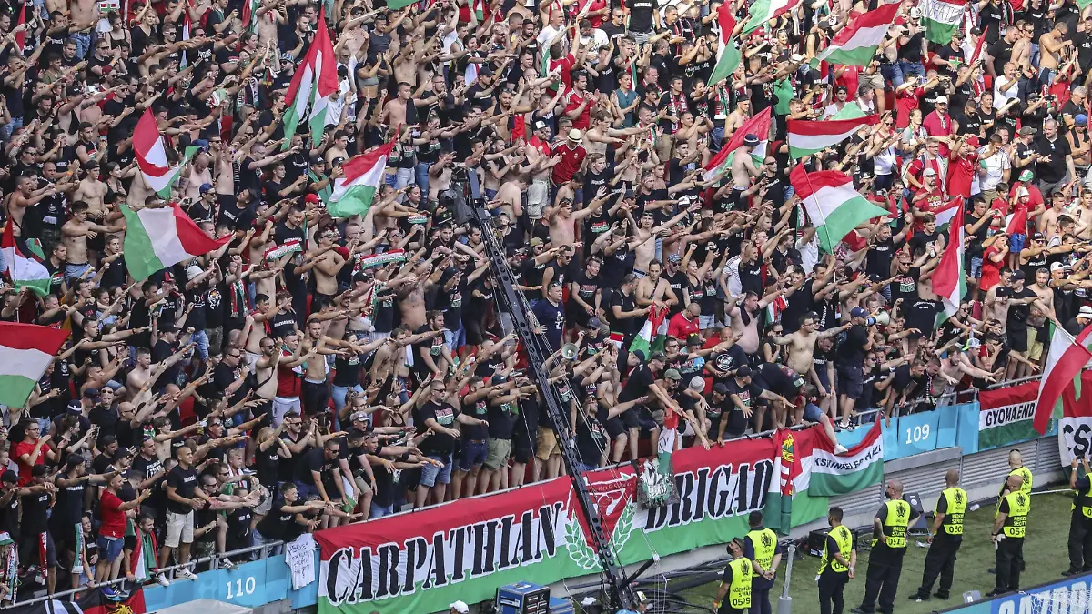 Unten am Block hängt das Banner der "Carpathian Brigade"
