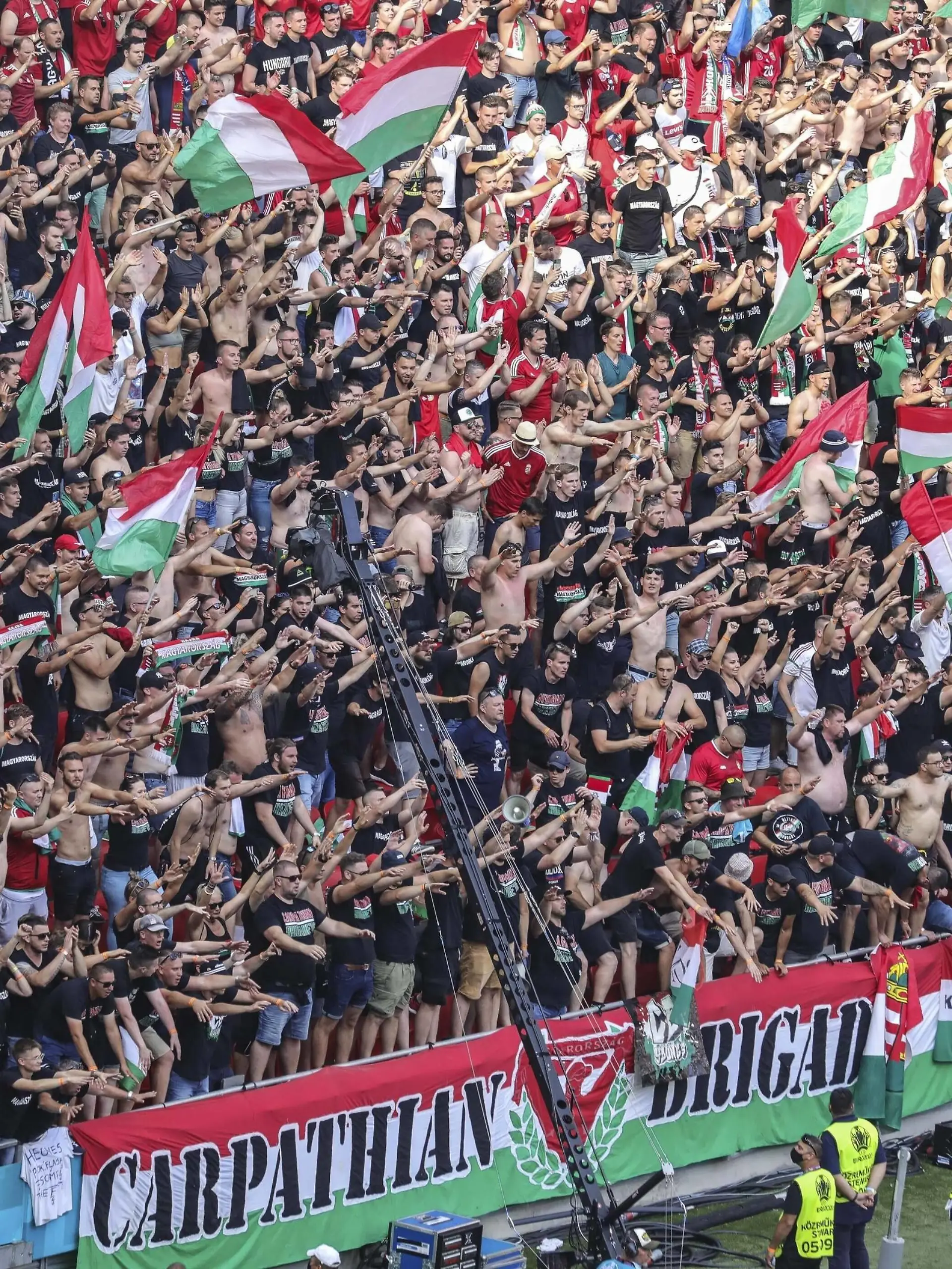 Unten am Block hängt das Banner der "Carpathian Brigade"