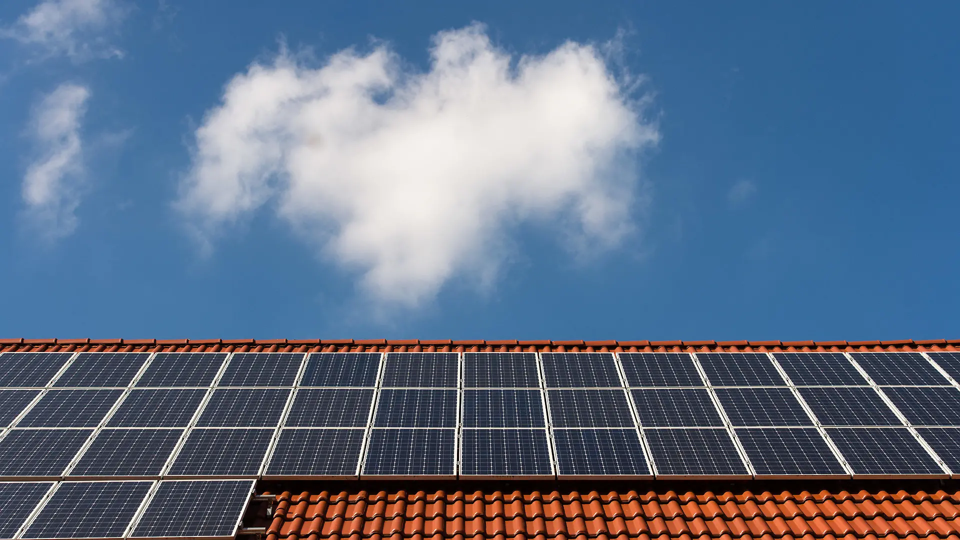 ARCHIV - 06.09.2016, Niedersachsen, Barsinghausen: Solarzellen liegen auf einem Ziegeldach. Eine Studie der bayerischen Landtags-Grünen soll Kosteneffizienz und Nutzen fürs Klima durch Photovoltaik auf allen Schulen in Bayern belegen. Foto: Sebastian Gollnow/dpa +++ dpa-Bildfunk +++