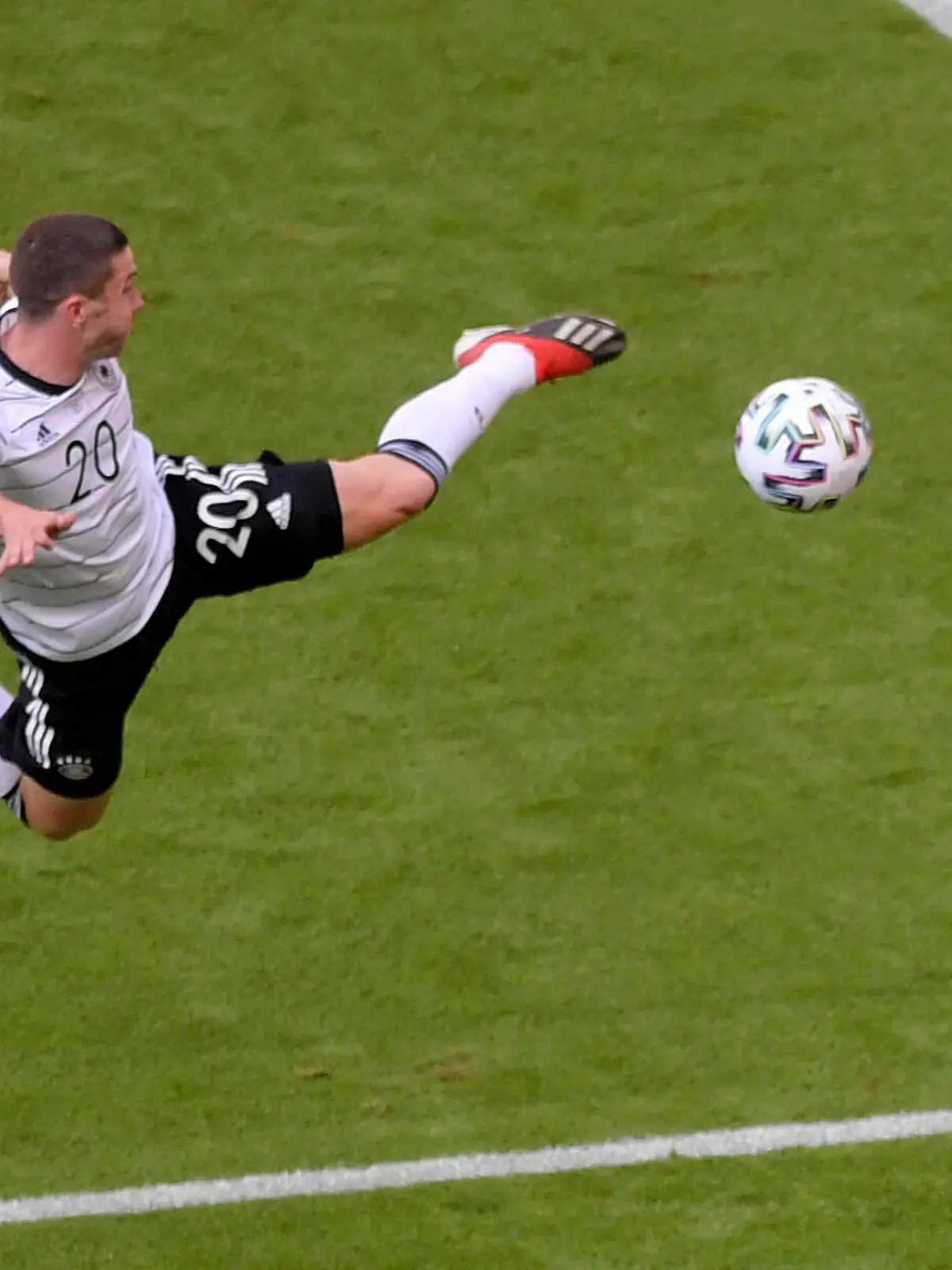 19.06.2021, Fussball, Europameisterschaft 2020, Gruppenspiel Gruppe F, Portugal - Deutschland, in der Fußball Arena München. Robin Gosens Deutschland am Ball. *** 19 06 2021, football, European Championship 2020, group match group F, Portugal Germany, at the Football Arena Munich Robin Gosens Germany on the ball 