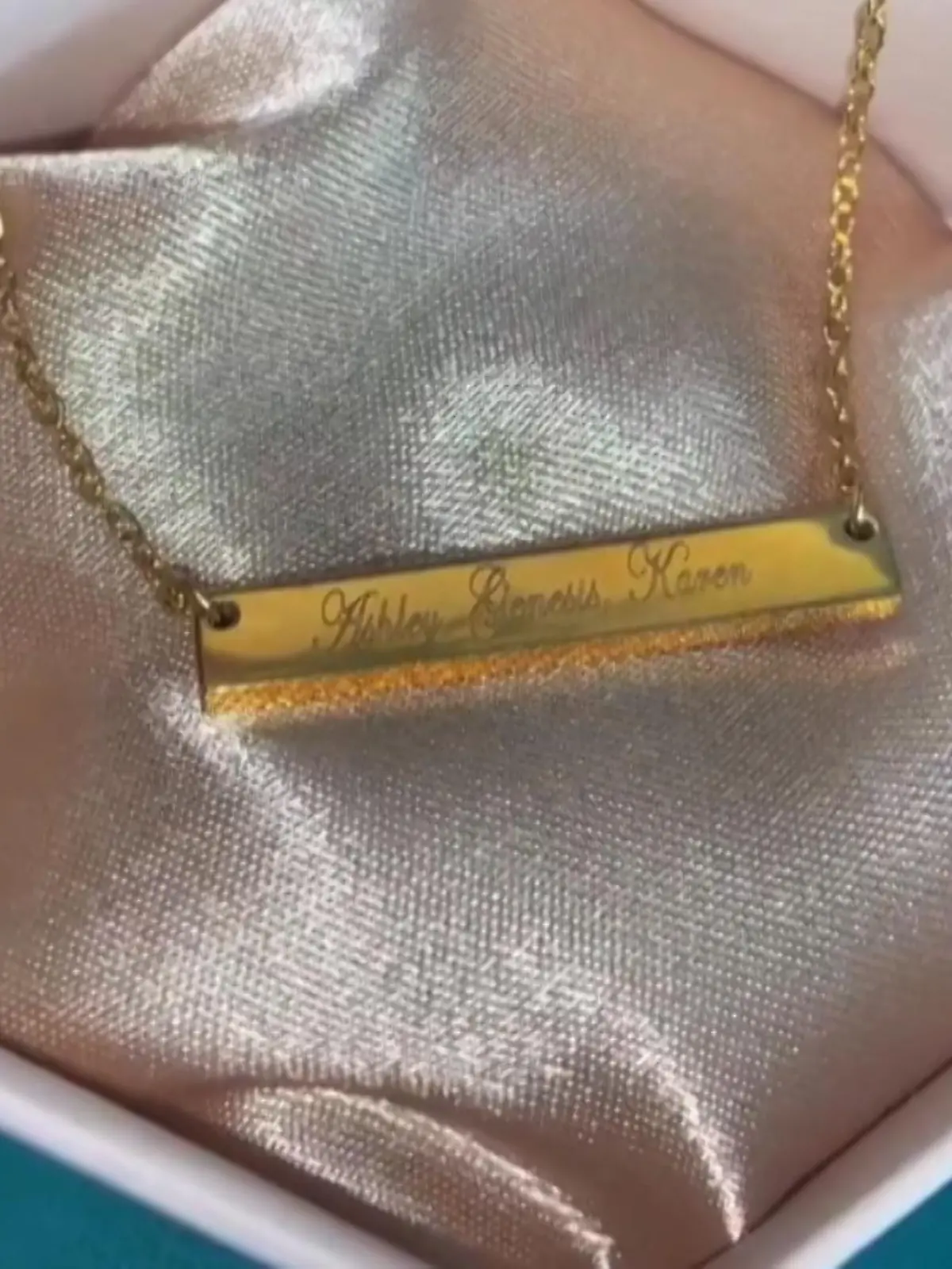 Das ist mal ein ziemlich ungewöhnlicher Auftrag! Eine Frau bestellt bei einer Juwelierin eine Halskette, darin eingraviert stehen die Namen der drei Damen, mit der ihr Freund sie betrogen hat. Juwelierin Liv Portillo veröffentlicht die Bestellung bei TikTok. Die Kette soll der  Untreue Ex in spe vor seiner ganzen Familie geschenkt bekommen. Wie die aussieht, zeigen wir Ihnen im Video.