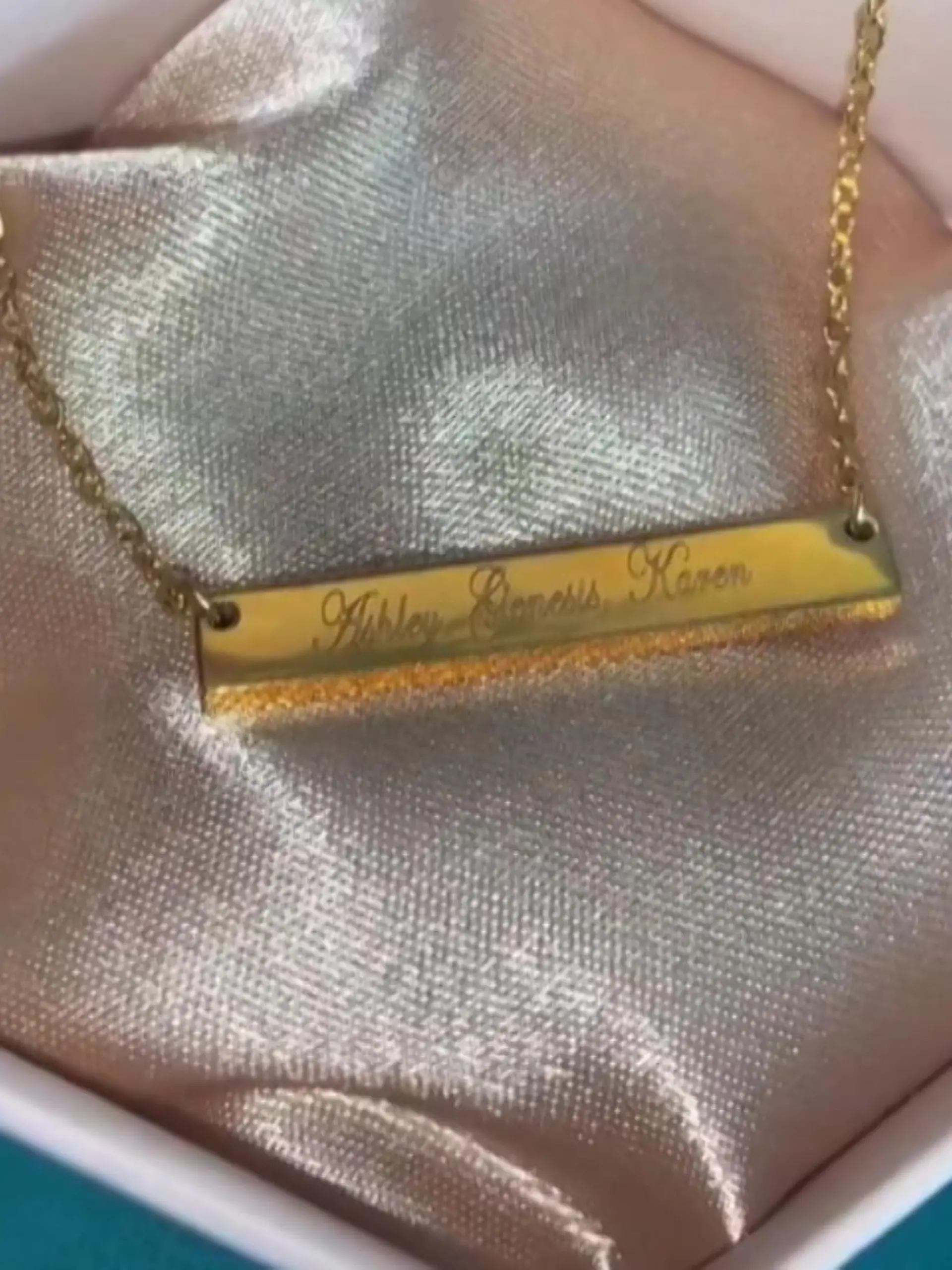 Das ist mal ein ziemlich ungewöhnlicher Auftrag! Eine Frau bestellt bei einer Juwelierin eine Halskette, darin eingraviert stehen die Namen der drei Damen, mit der ihr Freund sie betrogen hat. Juwelierin Liv Portillo veröffentlicht die Bestellung bei TikTok. Die Kette soll der  Untreue Ex in spe vor seiner ganzen Familie geschenkt bekommen. Wie die aussieht, zeigen wir Ihnen im Video.