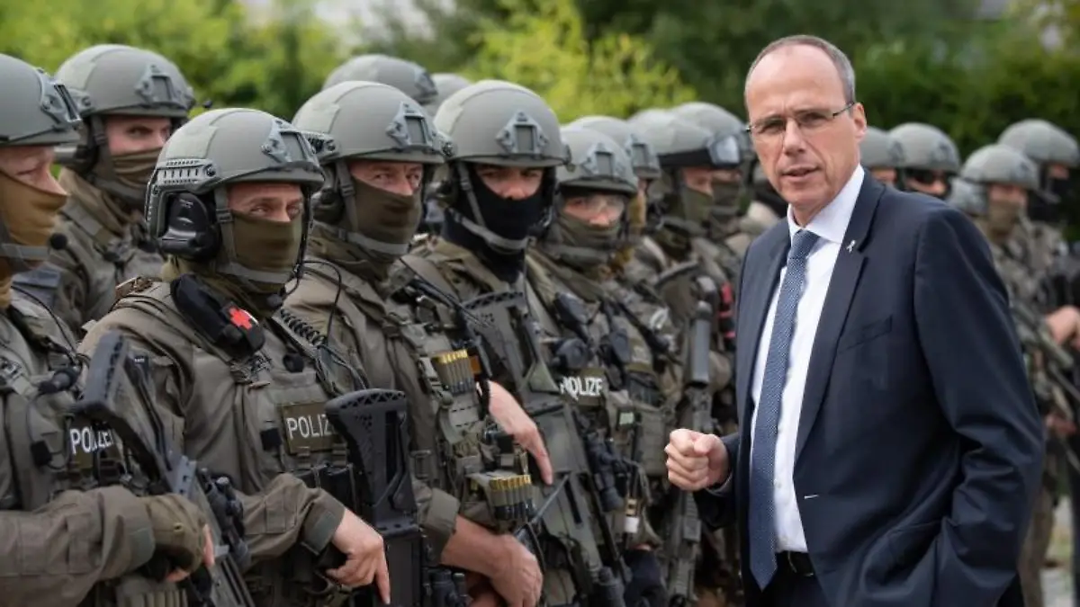 Hessens Innenminister Beuth mit SEK-Beamten