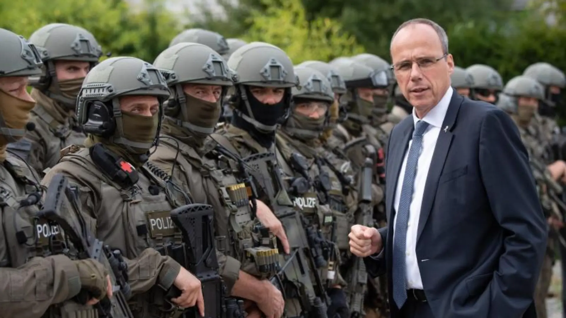 Hessens Innenminister Beuth mit SEK-Beamten