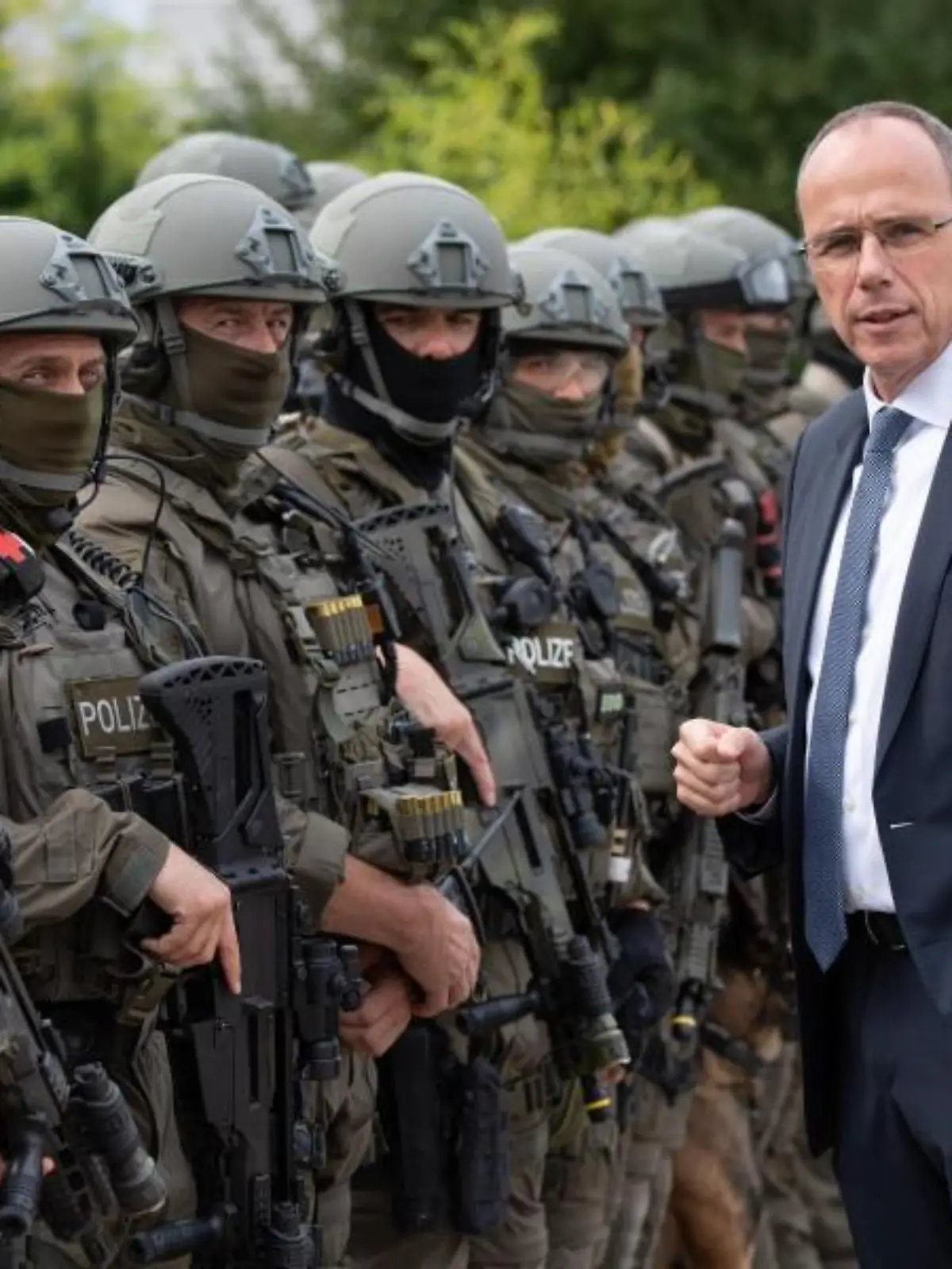 Hessens Innenminister Beuth mit SEK-Beamten
