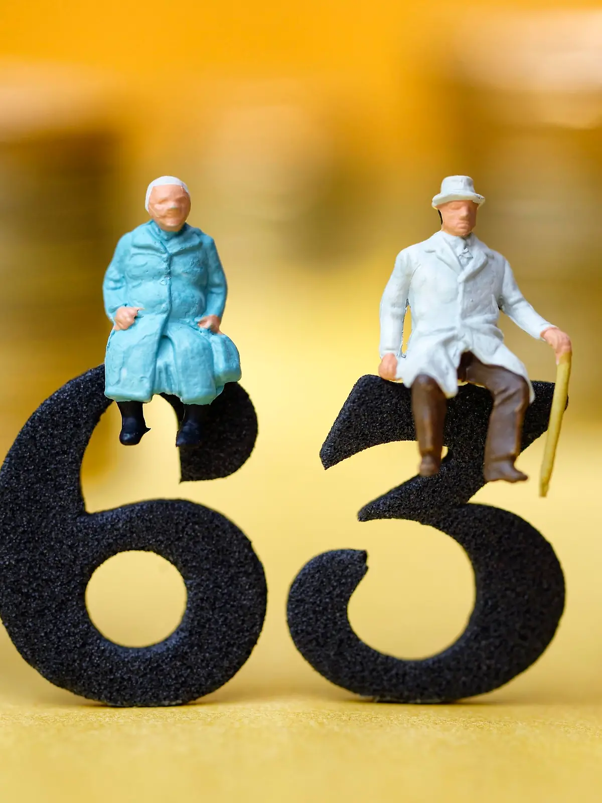 Seniorenpaar auf der Zahl 63, Symbolfoto Rente mit 63 Jahren