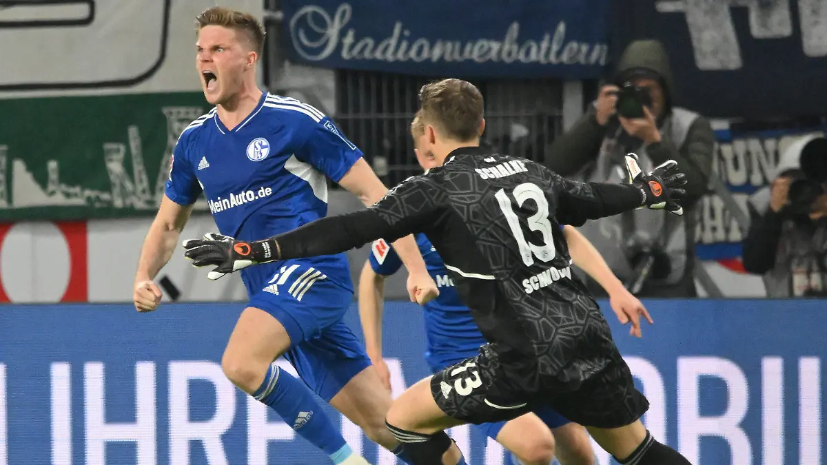 05.05.2023, Rheinland-Pfalz, Mainz: Fußball: Bundesliga, FSV Mainz 05 - FC Schalke 04, 31. Spieltag, Mewa Arena. Schalkes Marius Bülter jubelt mit seinen Mitspielern nach dem Treffer durch Elfmeter zum 2:3. Foto: Torsten Silz/dpa - WICHTIGER HINWEIS: Gemäß den Vorgaben der DFL Deutsche Fußball Liga bzw. des DFB Deutscher Fußball-Bund ist es untersagt, in dem Stadion und/oder vom Spiel angefertigte Fotoaufnahmen in Form von Sequenzbildern und/oder videoähnlichen Fotostrecken zu verwerten bzw. verwerten zu lassen. +++ dpa-Bildfunk +++