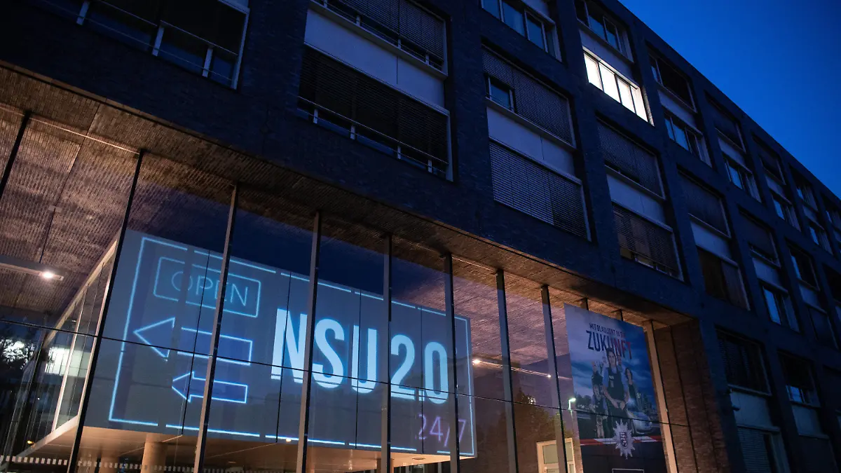 13.06.2021, Hessen, Frankfurt/Main: ·NSU 2.0 - Open 24/7· ist als Schriftzug, den Mitglieder eines Kunstkollektivs, in das Foyer des Polizeipräsidiums in Frankfurt projiziert haben, zu lesen. Mit der Aktion wollen die Künstler gegen rechte Strukturen bei der hessischen Polizei protestieren. In Hessen wird gegen mehrere Polizisten ermittelt, die sich unter anderem an rechtsextremen Chats beteiligt haben sollen. Die Beamten gehören zum Teil dem Spezialeinsatzkommandos (SEK) an. Foto: Boris Roessler/dpa +++ dpa-Bildfunk +++