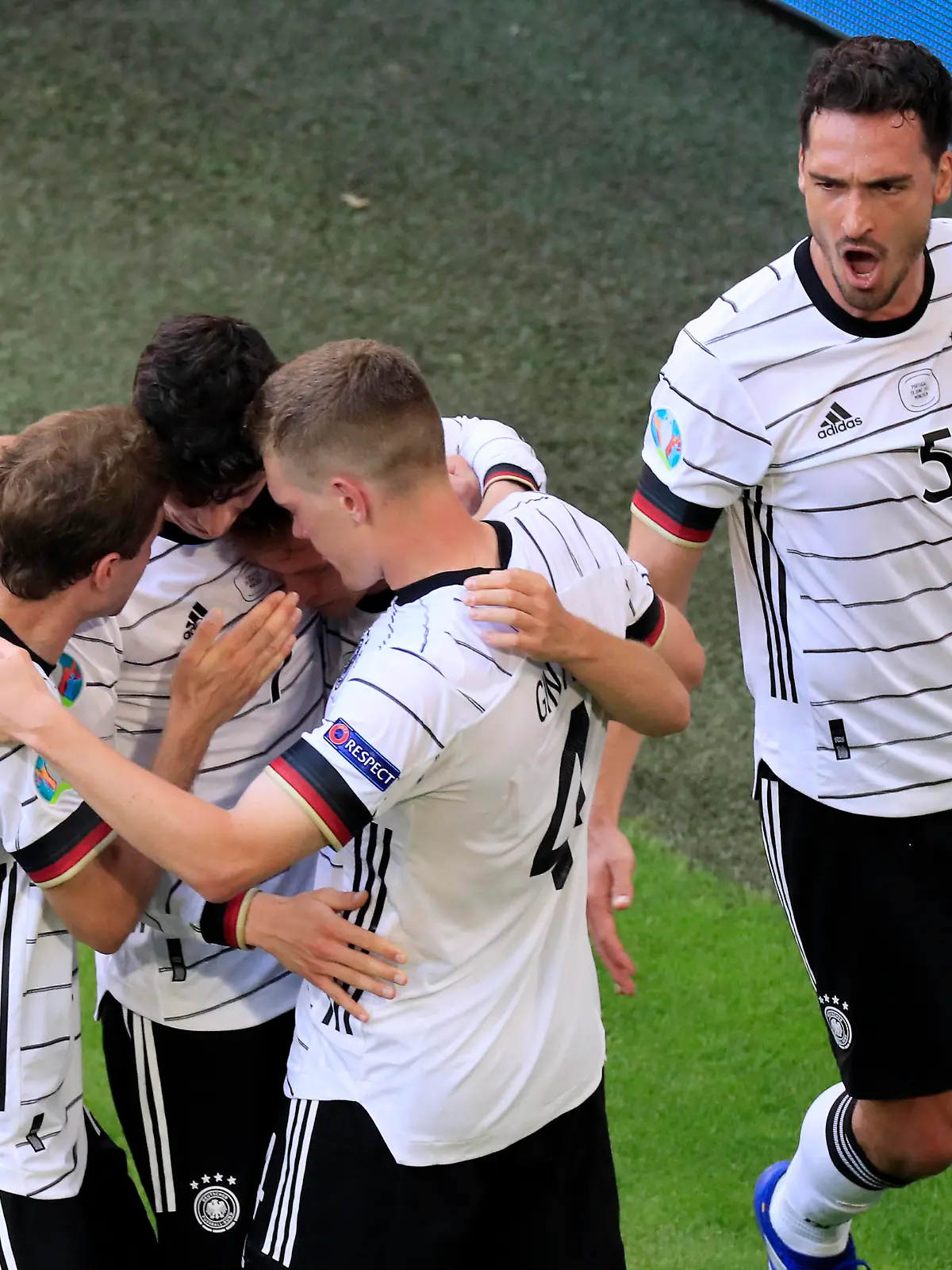 HAVERTZ Kai Team Deutschland Jubel nach Eigentor mit MUELLER, GINTER und HUMMELS UEFA Fussball Europameisterschaften 2020 Vorrunden Spiel Portugal - Deutschland 2 : 4 am 19.Juni 2021 in Muenchen DFL REGULATIONS PROHIBIT ANY USE OF PHOTOGRAPHS as IMAGE SEQUENCES and/or QUASI-VIDEO *** HAVERTZ Kai Team Germany cheering after own goal with MUELLER, GINTER and HUMMELS UEFA European Football Championship 2020 Preliminary Round match Portugal Germany 2 4 on 19 June 2021 in Munich DFL REGULATES PROHIBIT ANY USE OF PHOTOGRAPHS as IMAGE SEQUENCES and or QUASI VIDEO 