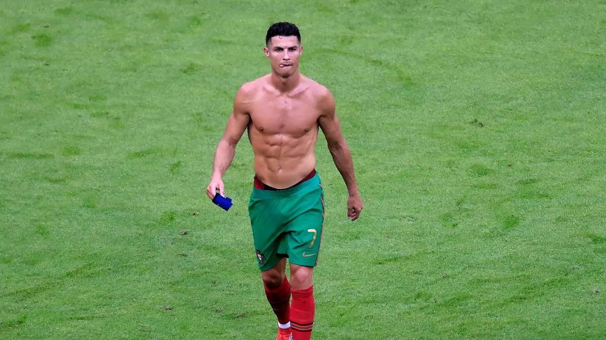 RONALDO Cristiano Team Portugal nach dem Spiel UEFA Fussball Europameisterschaften 2020 Vorrunden Spiel Portugal - Deutschland 2 : 4 am 19.Juni 2021 in Muenchen DFL REGULATIONS PROHIBIT ANY USE OF PHOTOGRAPHS as IMAGE SEQUENCES and/or QUASI-VIDEO *** RONALDO Cristiano Team Portugal after the match UEFA European Football Championships 2020 preliminary round match Portugal Germany 2 4 on 19 June 2021 in Munich DFL REGULATIONS PROHIBIT ANY USE OF PHOTOGRAPHS as IMAGE SEQUENCES and or QUASI VIDEO 