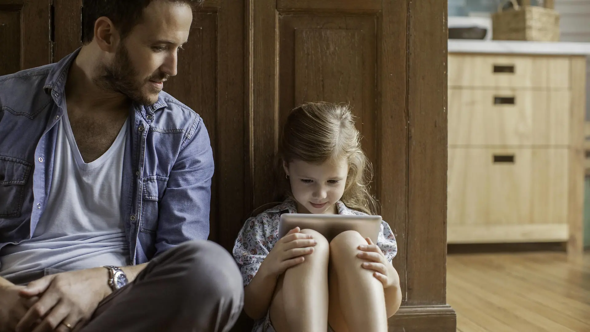 Father watching as daughter plays video game PUBLICATIONxINxGERxSUIxAUTxONLY Copyright: SigridxOlsson B61496922