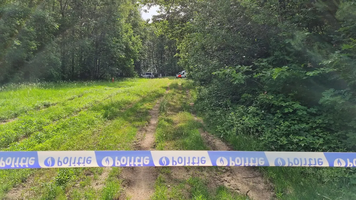  Police pictured near the spot where the body of Jurgen C. was found, in the Dilserbos, a forest area of Nationaal Park Hoge Kempen in Dilsen-Stokkem, Limburg province, Sunday 20 June 2021. The body of fugitive soldier, Jurgen Conings, was found Today by accident by the mayor of Maaseik while he was out cycling in the Dilserbos. 46-year old Conings went missing a month ago after he made threats against virologist Van Ranst, the army chief of command and the government. A massive manhunt was started on 18 May in a large area of the Park by Belgian police and army, accompanied by armed forces from Germany and the Netherlands. PUBLICATIONxINxGERxSUIxAUTxONLY NICOLASxMAETERLINCK 3013051