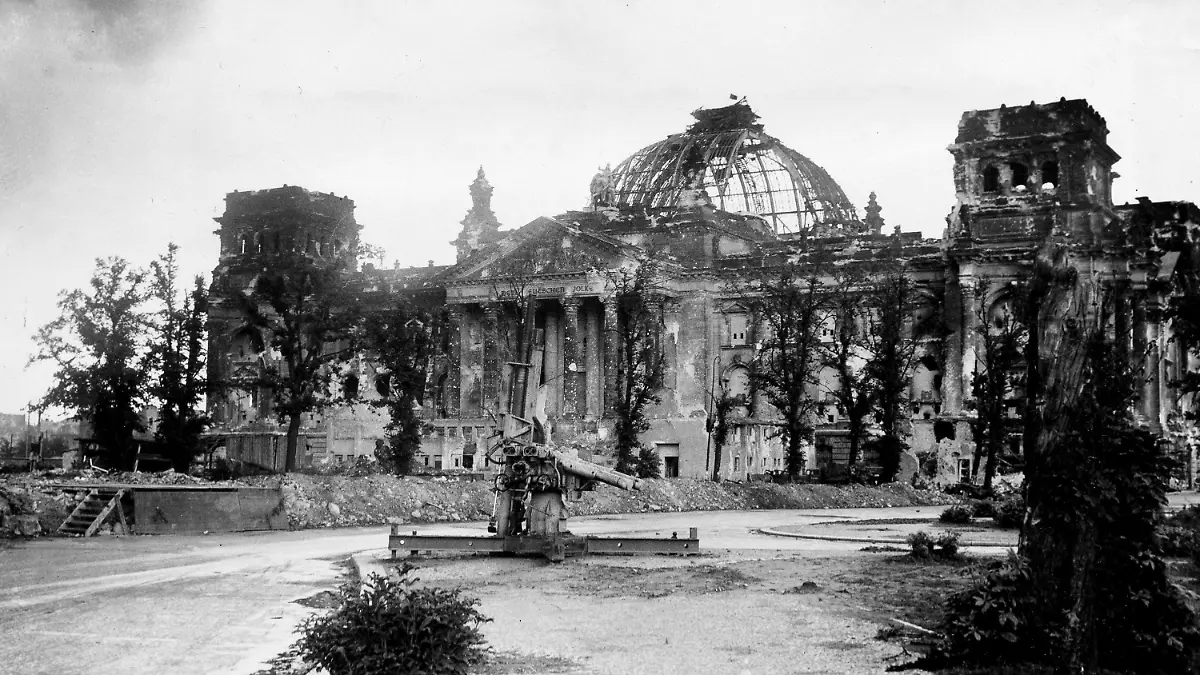 ARCHIV - 07.05.1945, Berlin: Das stark beschädigte Berliner Reichstagsgebäude zum Kriegsende. Am 08. Mai jährt sich zum 75. Mal das Ende des Zweiten Weltkrieges und die Befreiung vom Nationalsozialismus. Foto: Henry Griffin/AP/dpa +++ dpa-Bildfunk +++