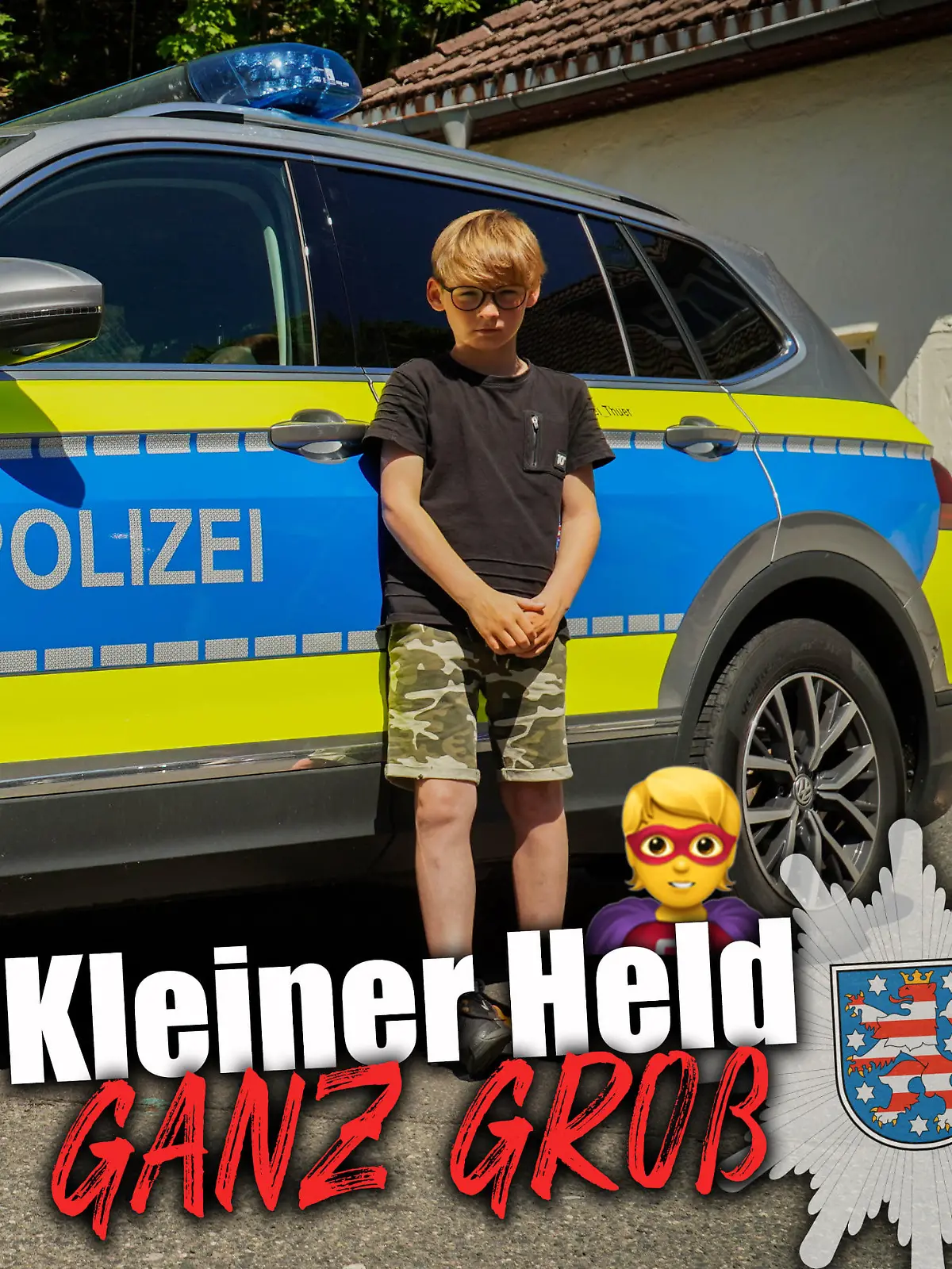 Lennard steht vor einem Polizeiauto