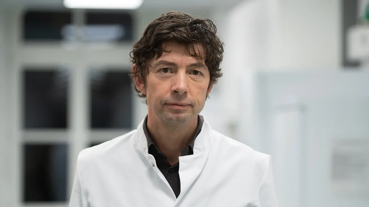 ARCHIV - 23.01.2020, Berlin: Christian Drosten, Direktor des Instituts für Virologie an der Charité, steht auf einem Flur des Instituts, in dem Untersuchungen zum Coronavirus laufen. (zu dpa "Drosten erklärt Corona-Maßnahmen mit Vermeiden der Triage") Foto: Christophe Gateau/dpa +++ dpa-Bildfunk +++