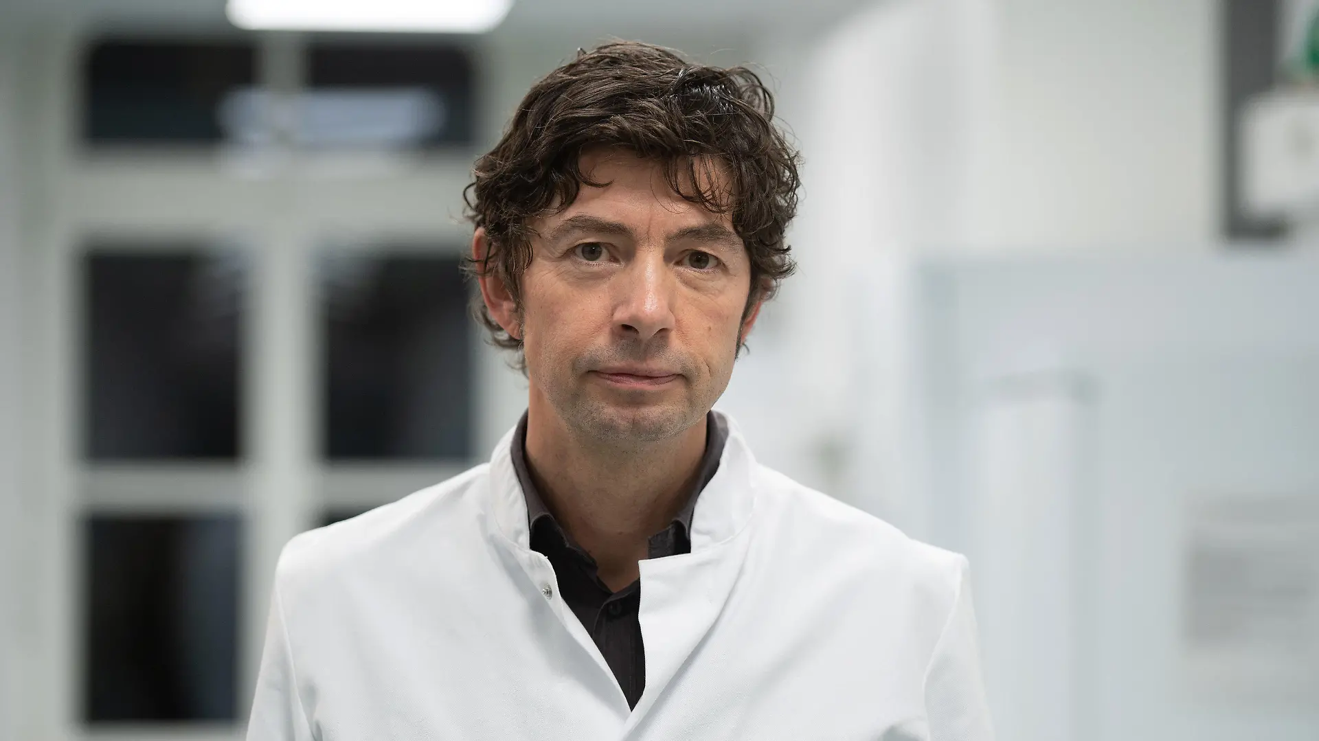ARCHIV - 23.01.2020, Berlin: Christian Drosten, Direktor des Instituts für Virologie an der Charité, steht auf einem Flur des Instituts, in dem Untersuchungen zum Coronavirus laufen. (zu dpa "Drosten erklärt Corona-Maßnahmen mit Vermeiden der Triage") Foto: Christophe Gateau/dpa +++ dpa-Bildfunk +++