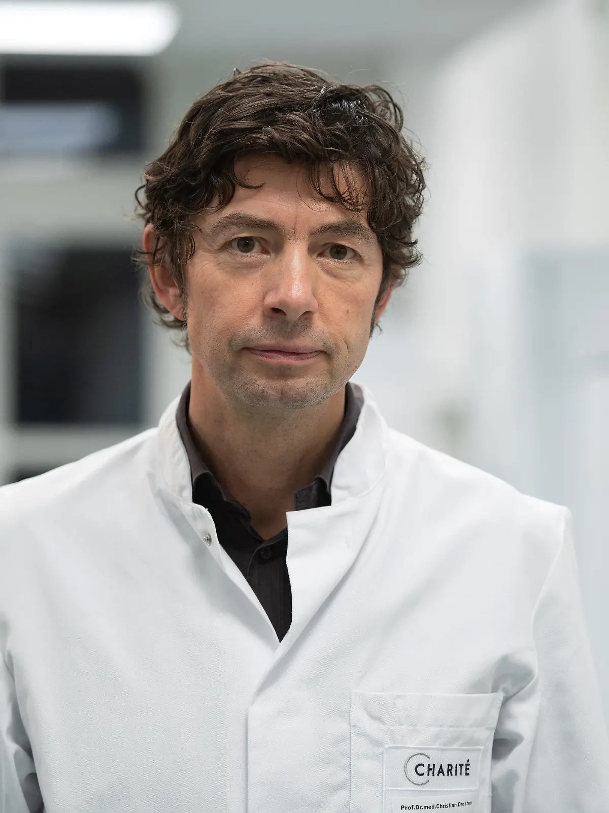 ARCHIV - 23.01.2020, Berlin: Christian Drosten, Direktor des Instituts für Virologie an der Charité, steht auf einem Flur des Instituts, in dem Untersuchungen zum Coronavirus laufen. (zu dpa "Drosten erklärt Corona-Maßnahmen mit Vermeiden der Triage") Foto: Christophe Gateau/dpa +++ dpa-Bildfunk +++
