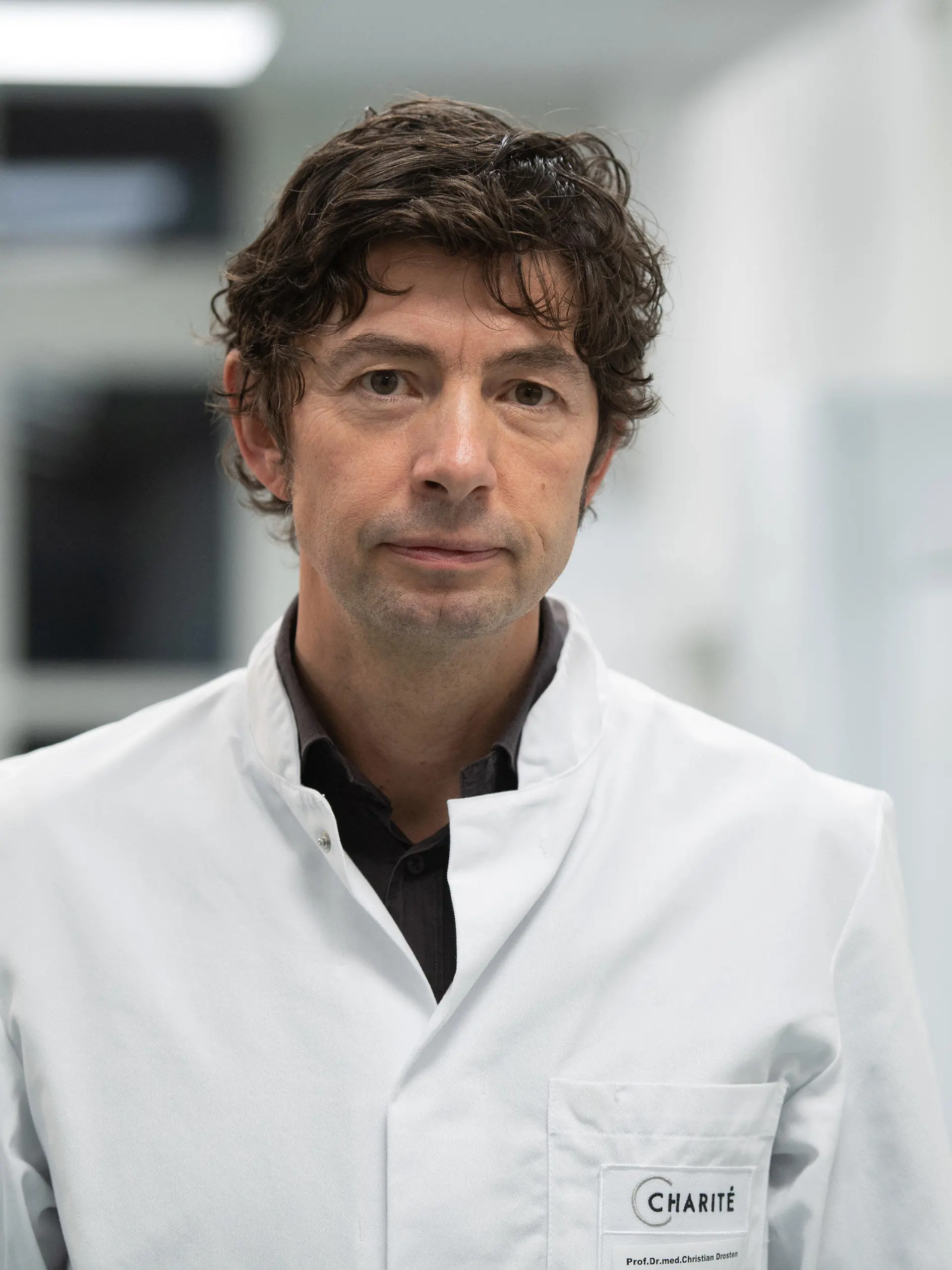ARCHIV - 23.01.2020, Berlin: Christian Drosten, Direktor des Instituts für Virologie an der Charité, steht auf einem Flur des Instituts, in dem Untersuchungen zum Coronavirus laufen. (zu dpa "Drosten erklärt Corona-Maßnahmen mit Vermeiden der Triage") Foto: Christophe Gateau/dpa +++ dpa-Bildfunk +++