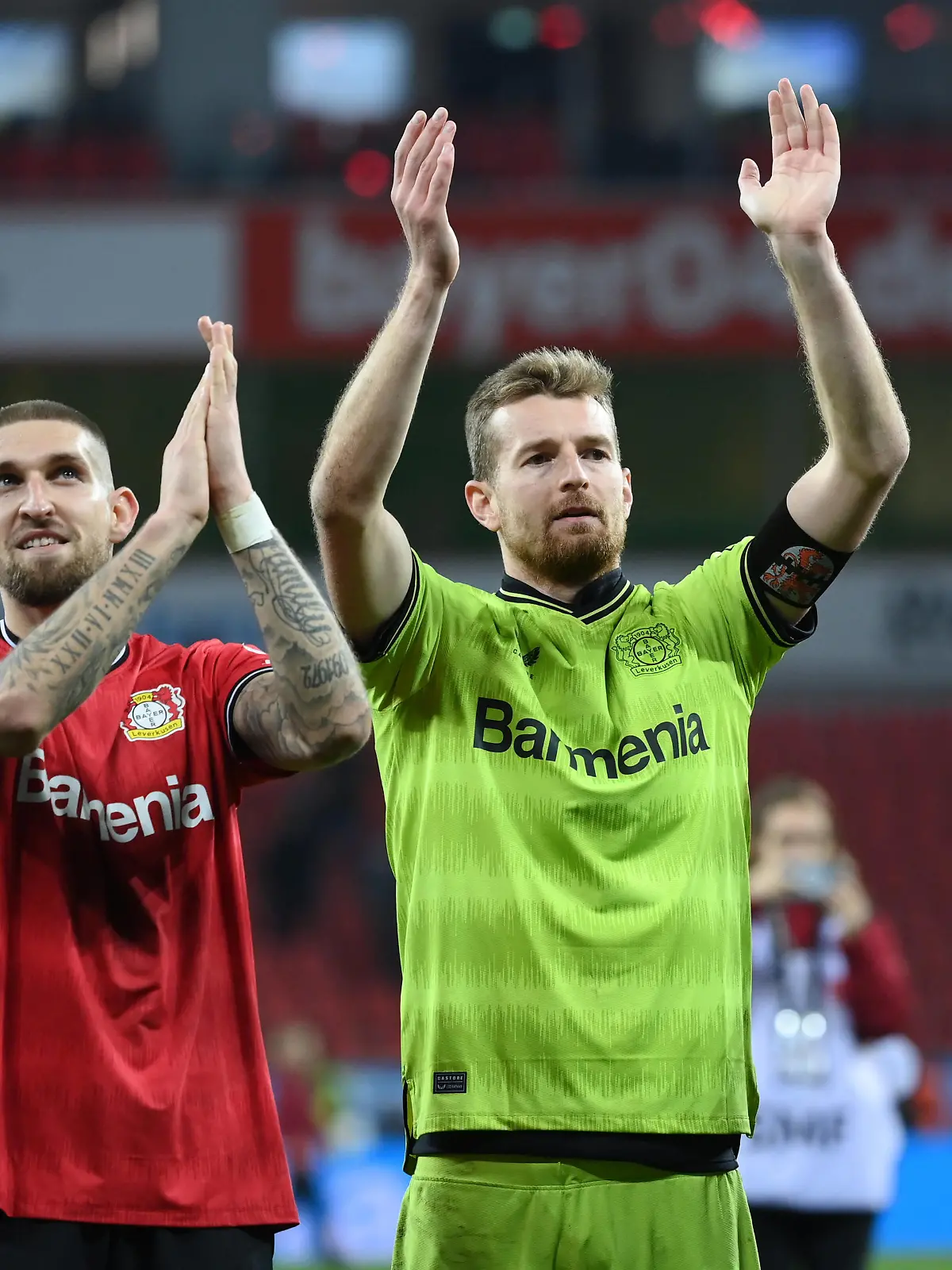 Jubel Robert Andrich Bayer 04 Leverkusen, Torwart Lukas Hradecky Bayer 04 Leverkusen, v.li. 19.03.2023, Fussball GER, Saison 2022 2023, 1. Bundesliga, 25. Spieltag, Bayer 04 Leverkusen - FC Bayern München 2:1 Leverkusen BayArena Nordrhein Westfalen Deutschland *** Cheer Robert Andrich Bayer 04 Leverkusen , Goalkeeper Lukas Hradecky Bayer 04 Leverkusen , v li 19 03 2023, Football GER, Season 2022 2023, 1 Bundesliga, 25 Matchday, Bayer 04 Leverkusen FC Bayern Munich 2 1 Leverkusen BayArena Nordrhein Westfalen Germany Team2
