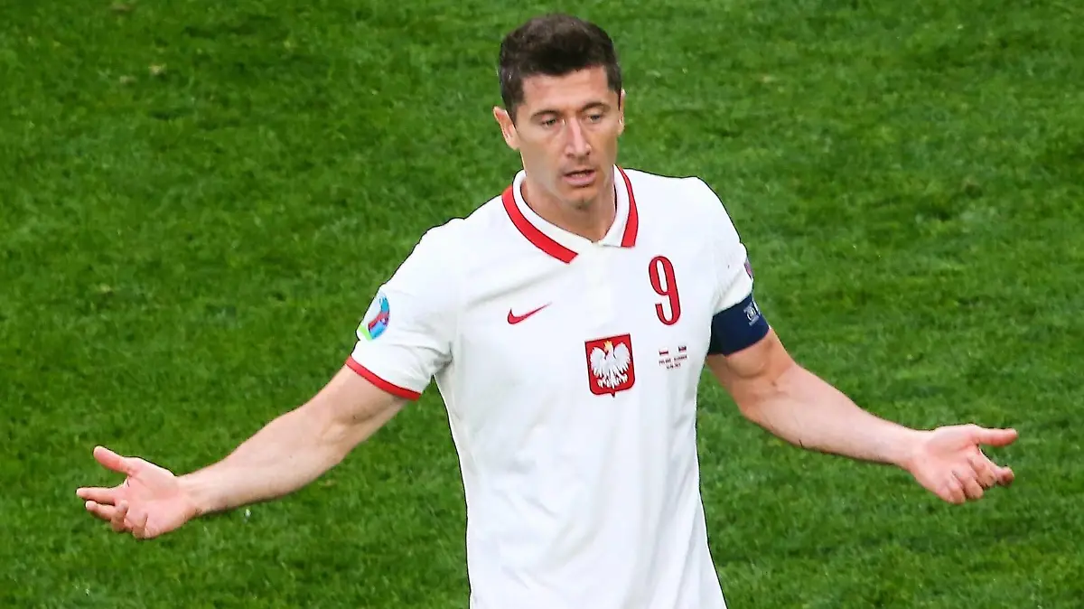 14.06.2021, Saint Petersburg, pilka nozna, mistrzostwa Europy, Polska - Slowacja, N/z Robert Lewandowski POL, fot. Tomasz Jastrzebowski / Foto Olimpik 14.06.2021, Saint Petersburg, football, UEFA EURO, EM, Europameisterschaft,Fussball 2020, Poland - Slovakia, In the picture: Robert Lewandowski POL, fot. Tomasz Jastrzebowski / Foto Olimpik / NEWSPIX.PL --- Newspix.pl PUBLICATIONxNOTxINxPOL 20210614toja0137