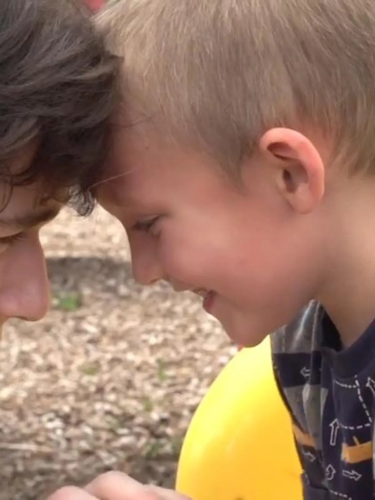 Wenn Chris (18) und Bentley (7) zusammen auf dem Spielplatz spielen, könnte man meinen, sie seien Brüder – in Wahrheit sind sie jedoch Vater und Sohn. Denn Chris war gerade mal elf Jahre alt, als Bentley auf die Welt kam. Nach der Trennung seiner Eltern, wächst Chris, gemeinsam mit zwei Schwestern, bei seiner Mutter Nadene in Tampa, Florida auf.