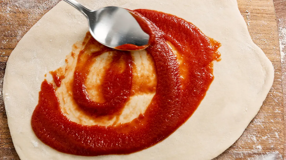 Pizza mit Tomatensoße