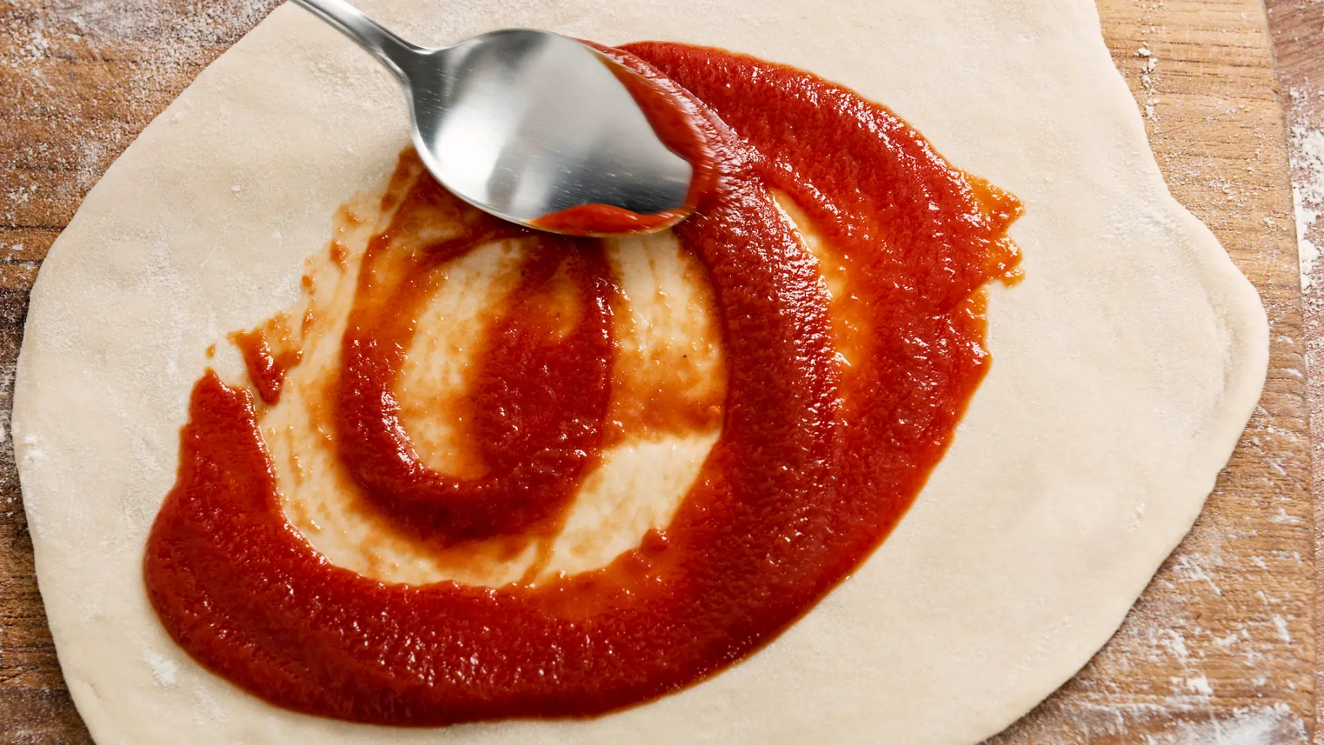 Pizza mit Tomatensoße