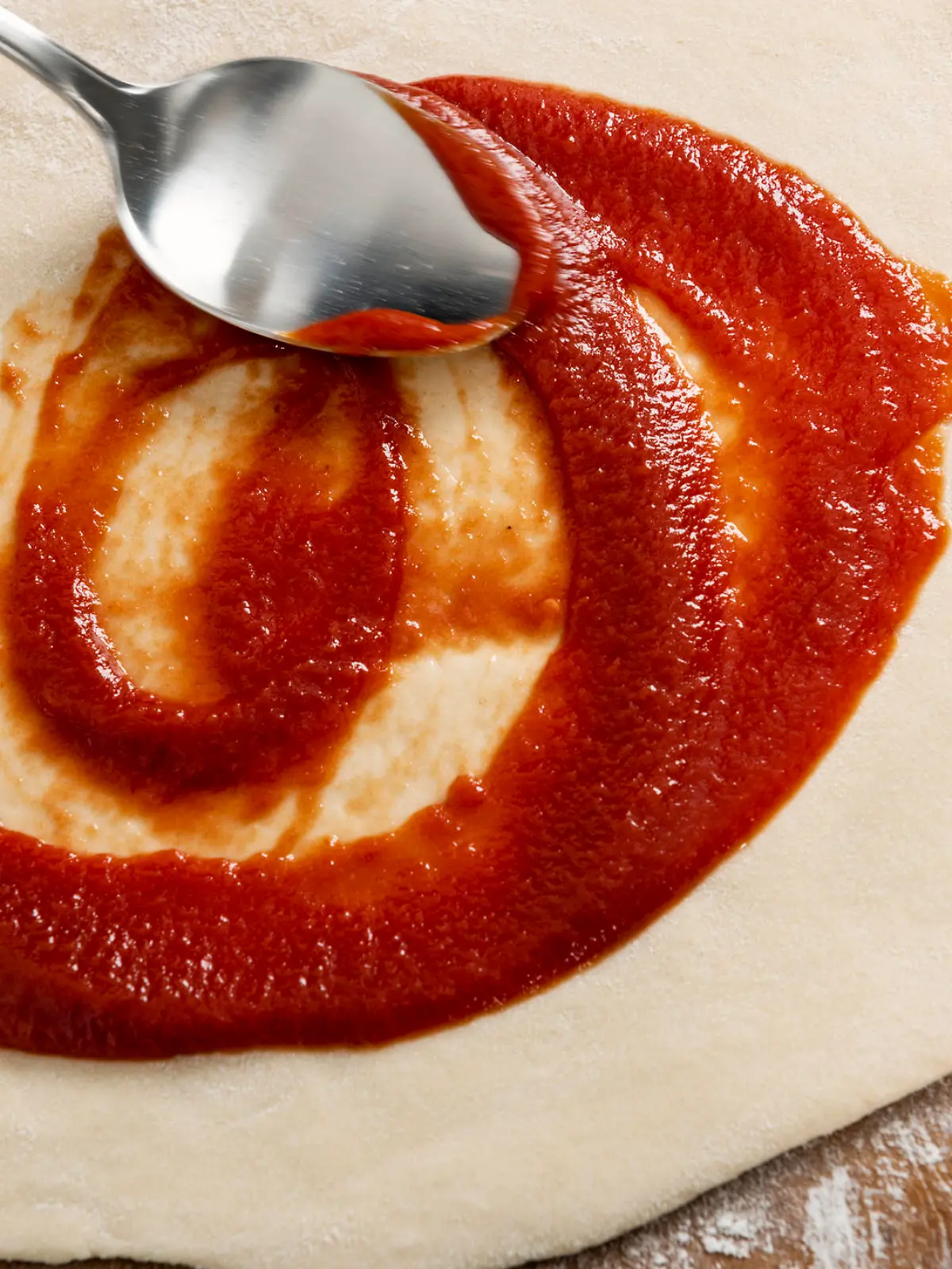 Pizza mit Tomatensoße