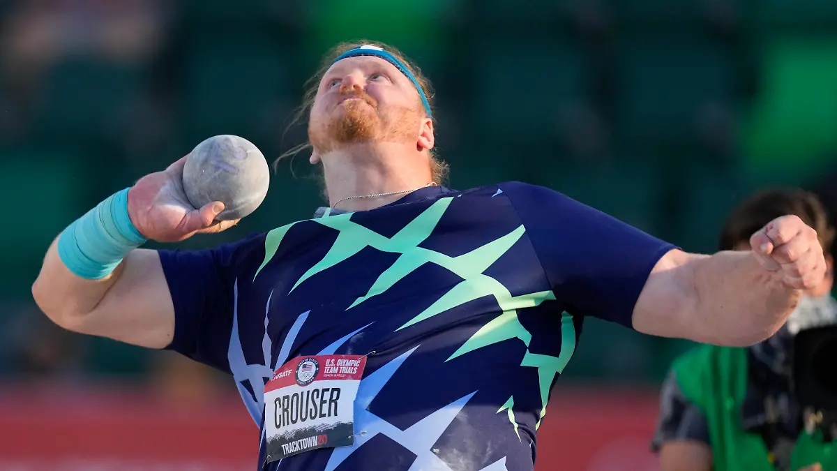 19.06.2021, USA, Eugene: Ryan Crouser, amerikanischer Leichtathlet, in Aktion. Der Amerikaner stellt einen Weltrekord im Kugelstoßen auf Foto: Charlie Riedel/AP/dpa +++ dpa-Bildfunk +++